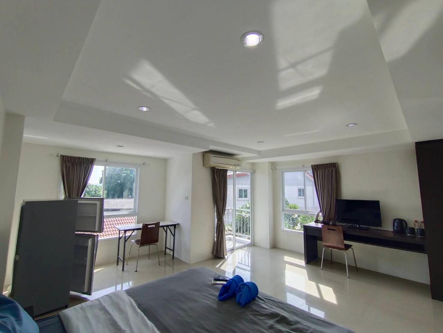 Apartment with Balcony photo 2