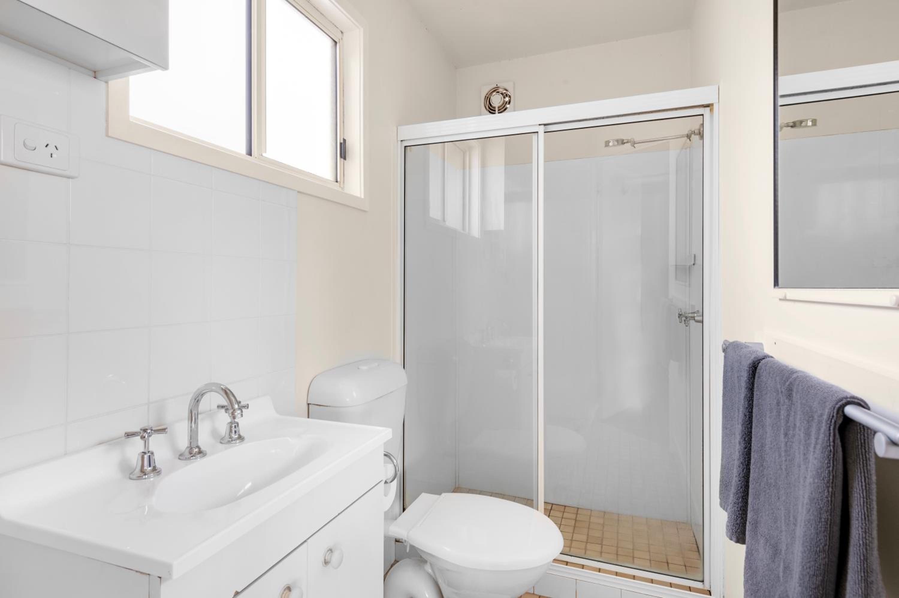 Two-Bedroom Bungalow - Photo 2