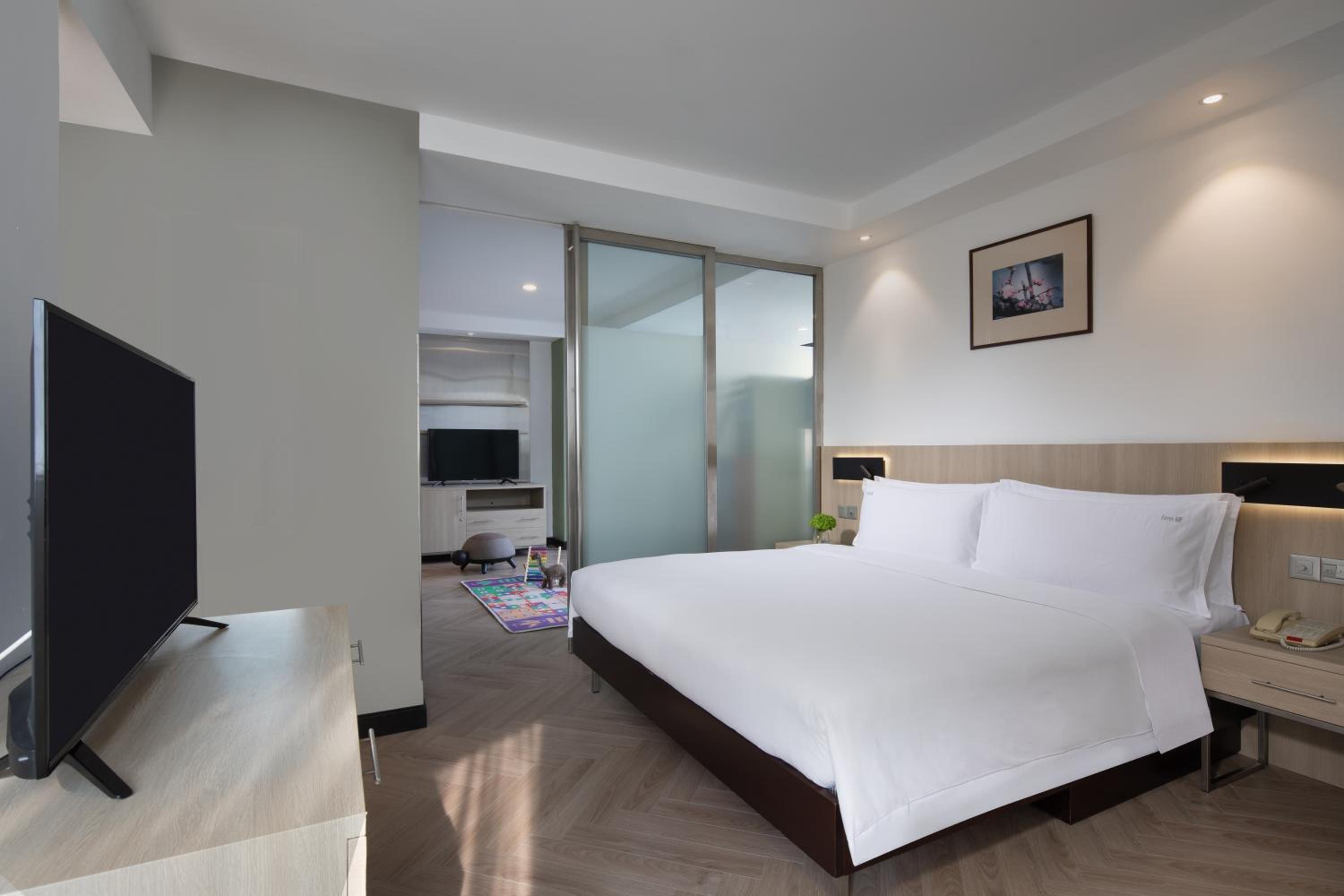 One-Bedroom King Suite with Kid Bed - Kids Theme