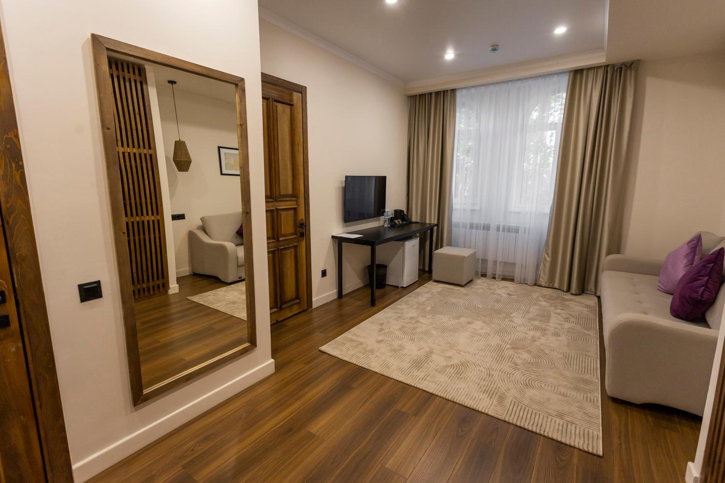 Suite - Photo 4