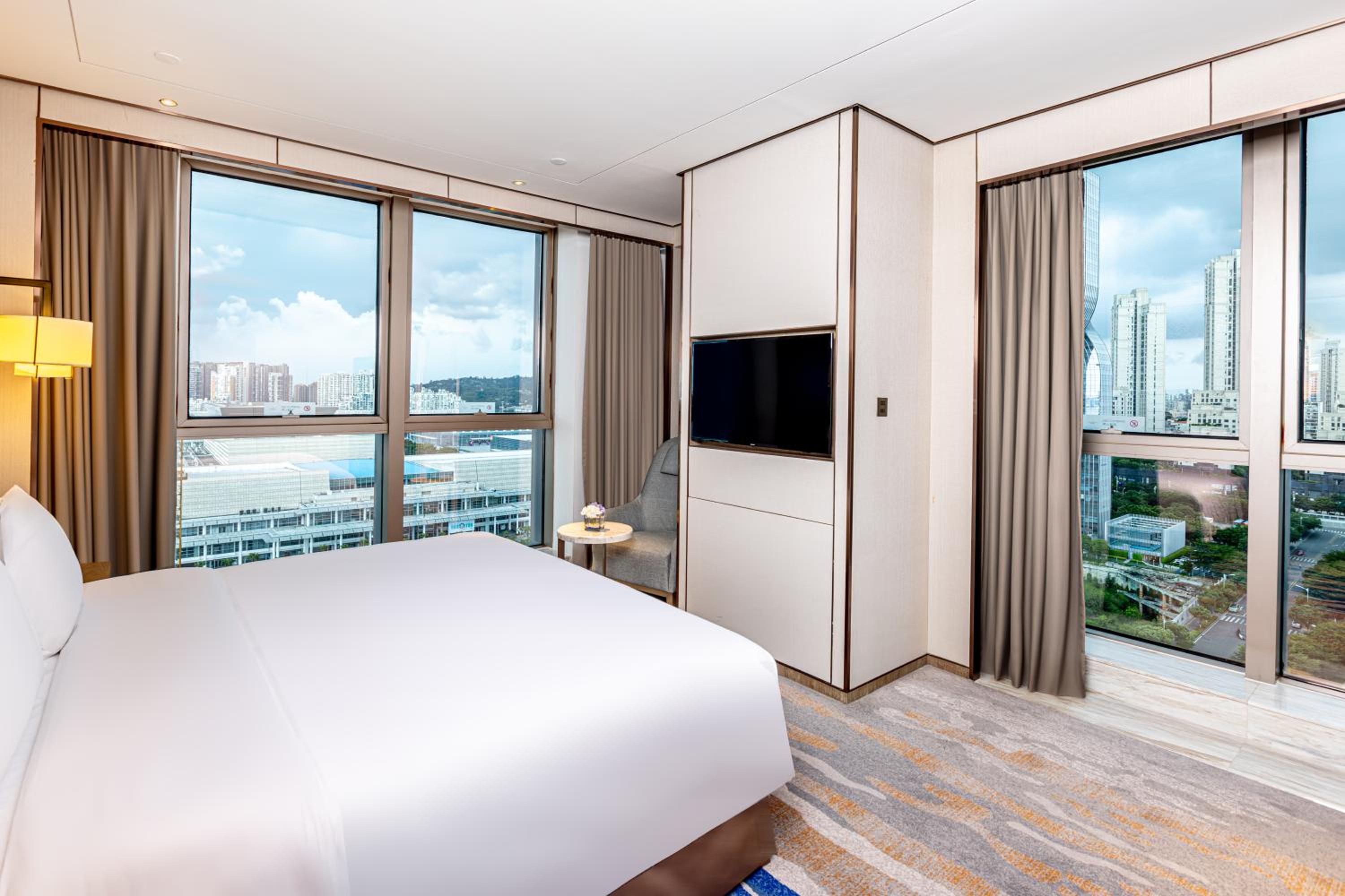 One-Bedroom Suite with City View photo 3