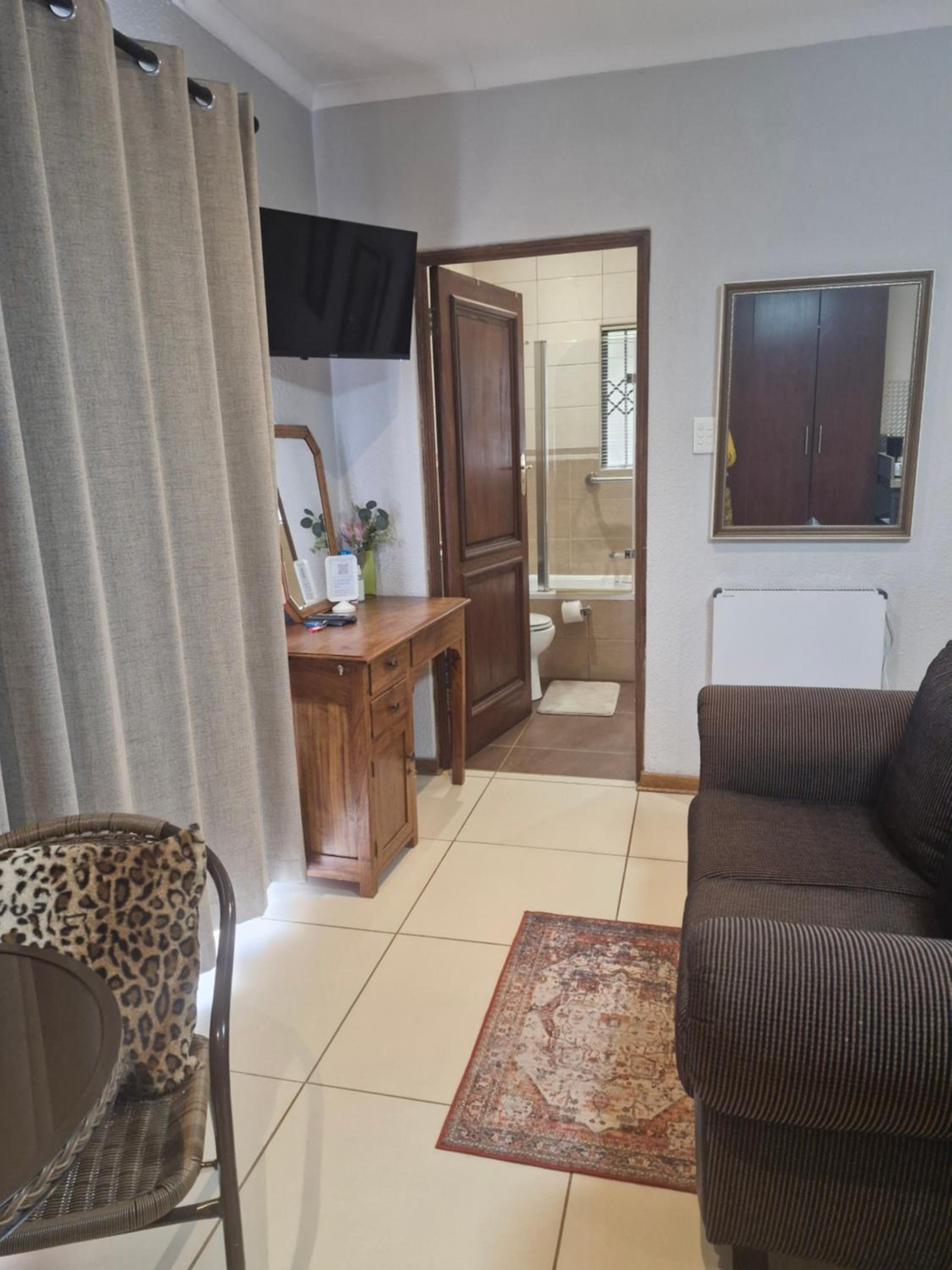 Double Room with Patio - Photo 4