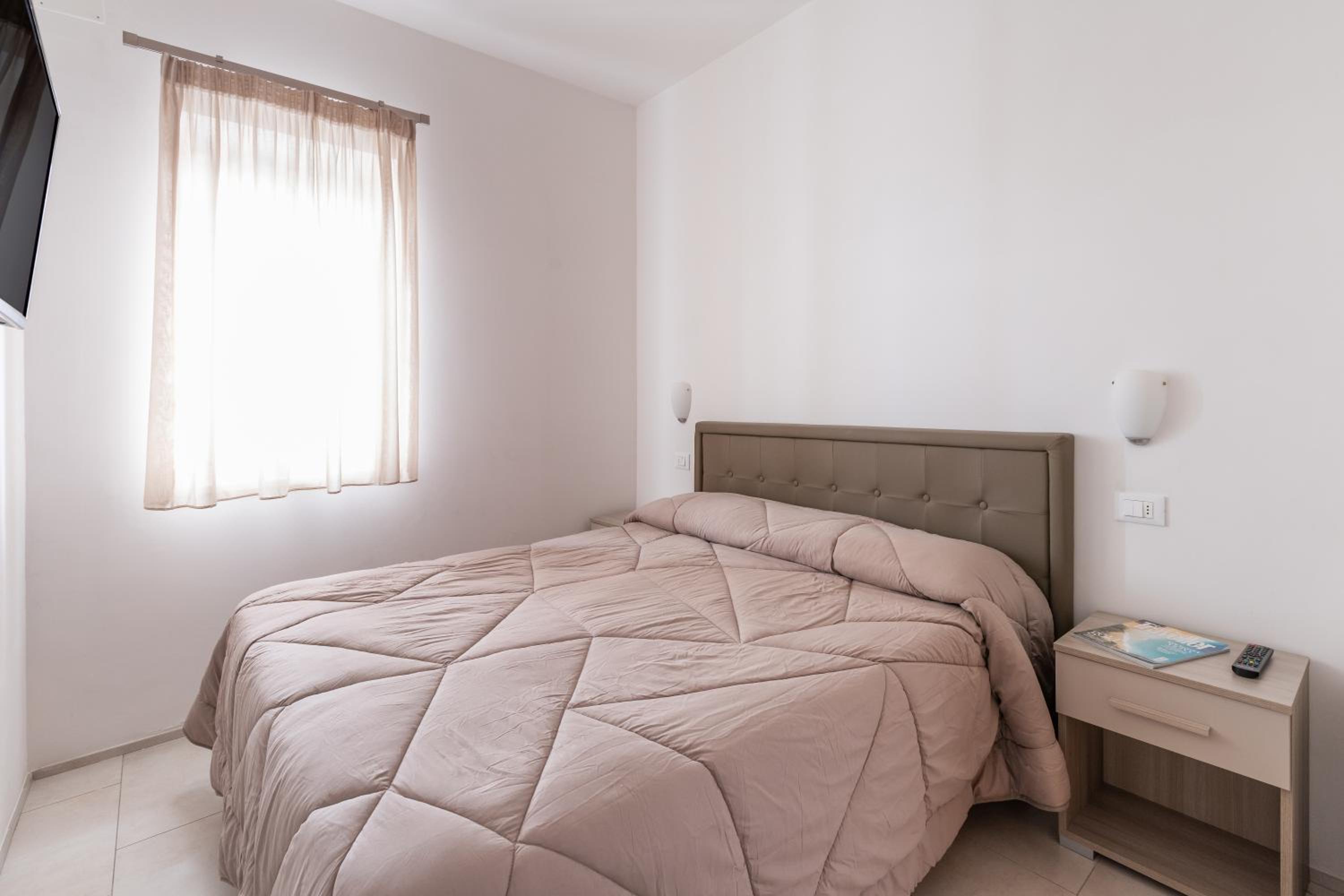 One-Bedroom Apartment photo 1