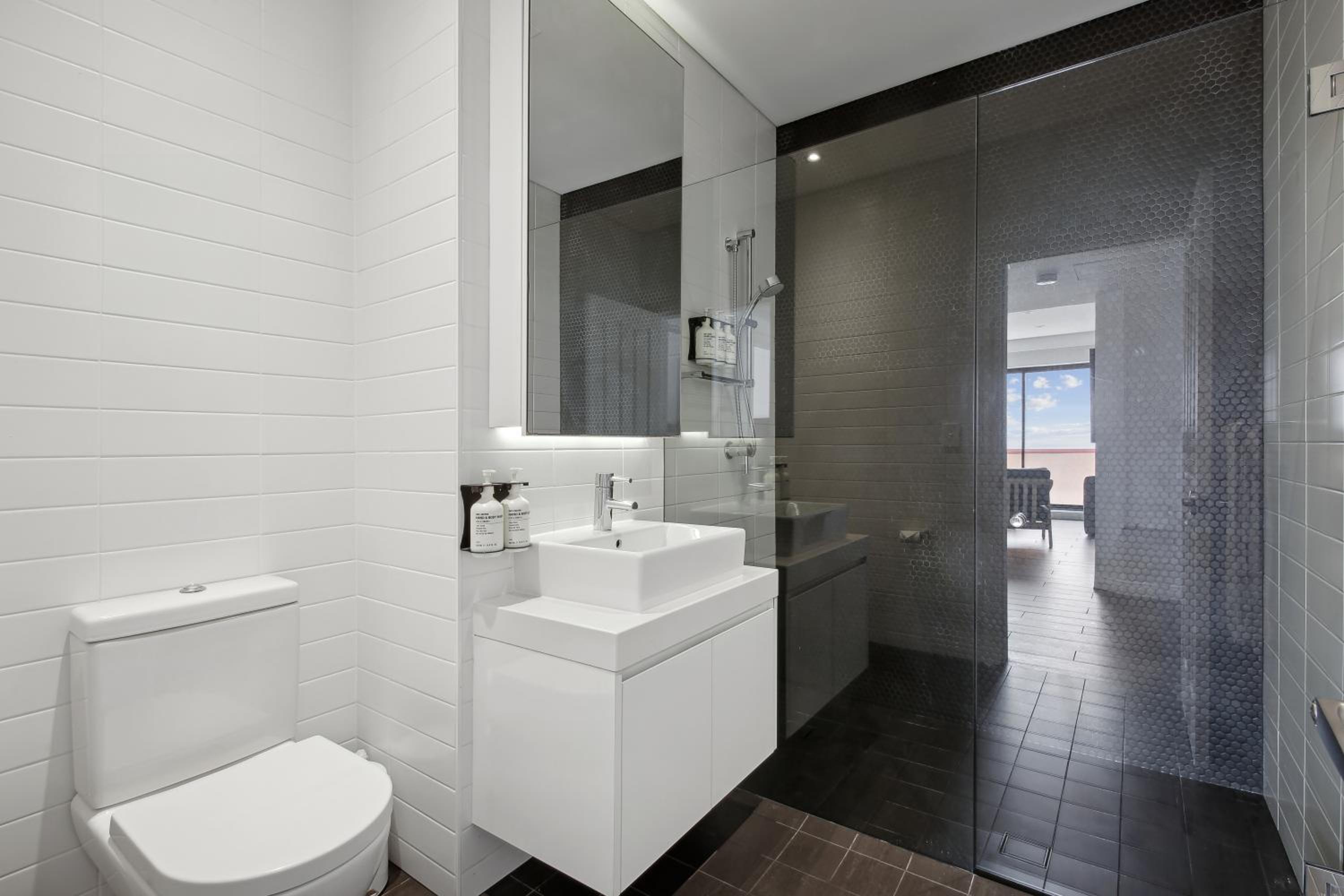 Two-Bedroom Apartment with Ocean View and Balcony photo 2