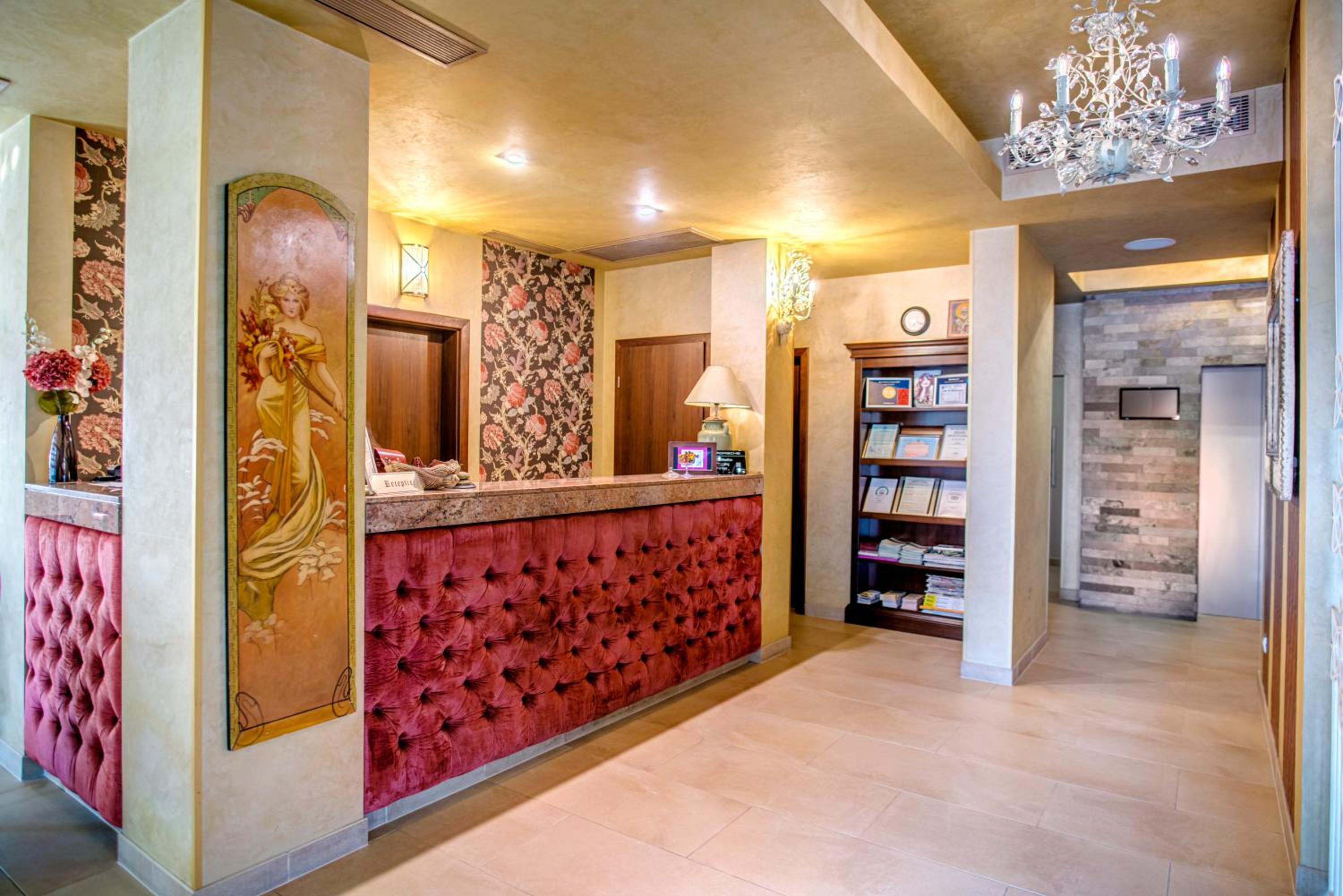Deluxe King Room - Photo 8