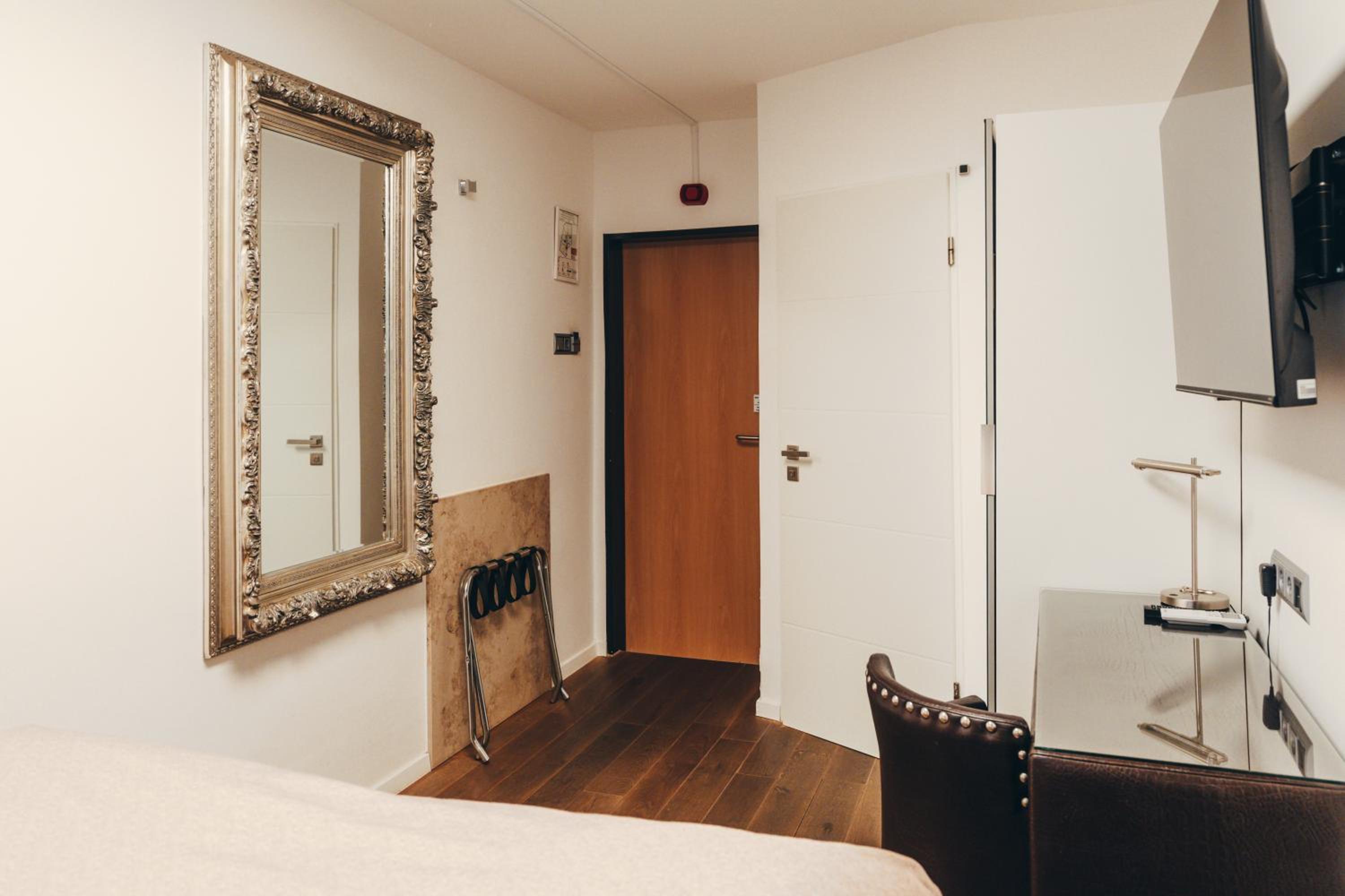 Small Double Room - Photo 3