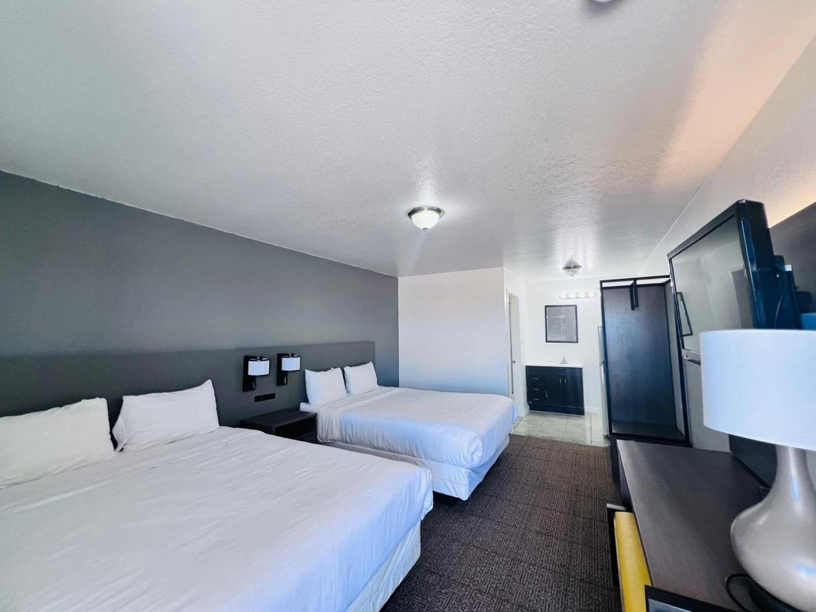 Queen Room with Two Queen Beds photo 3