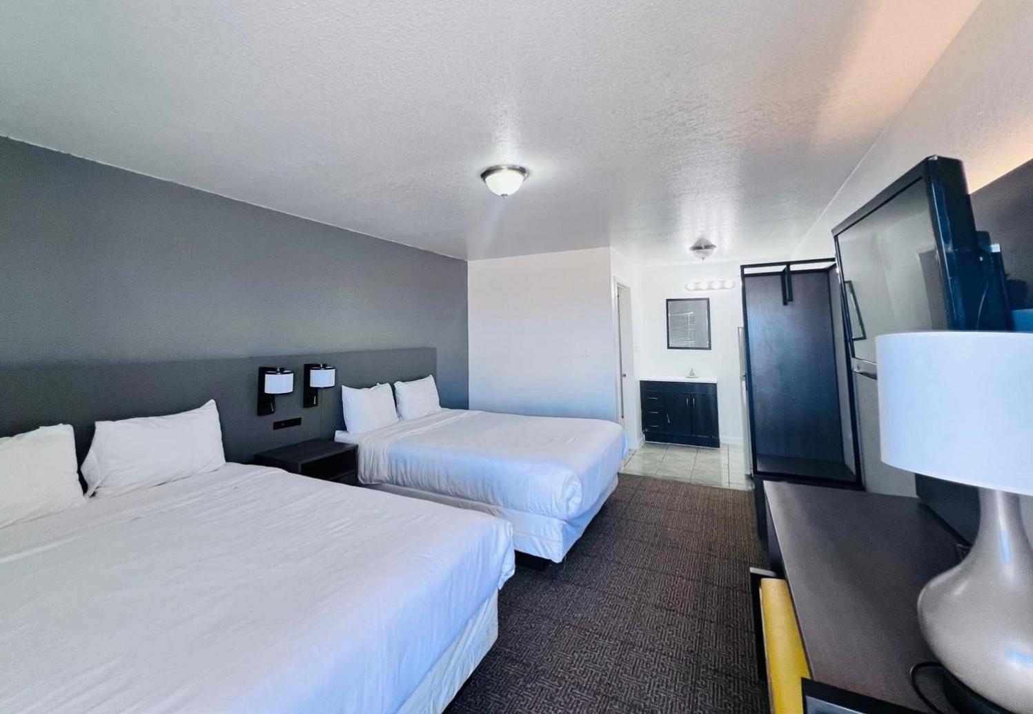 Queen Room with Two Queen Beds photo 2