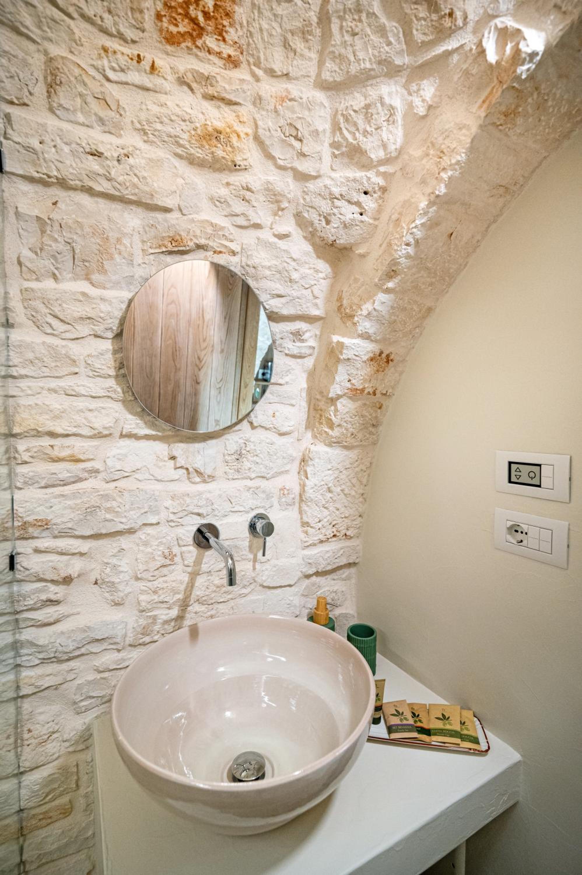 One-Bedroom House - Photo 6