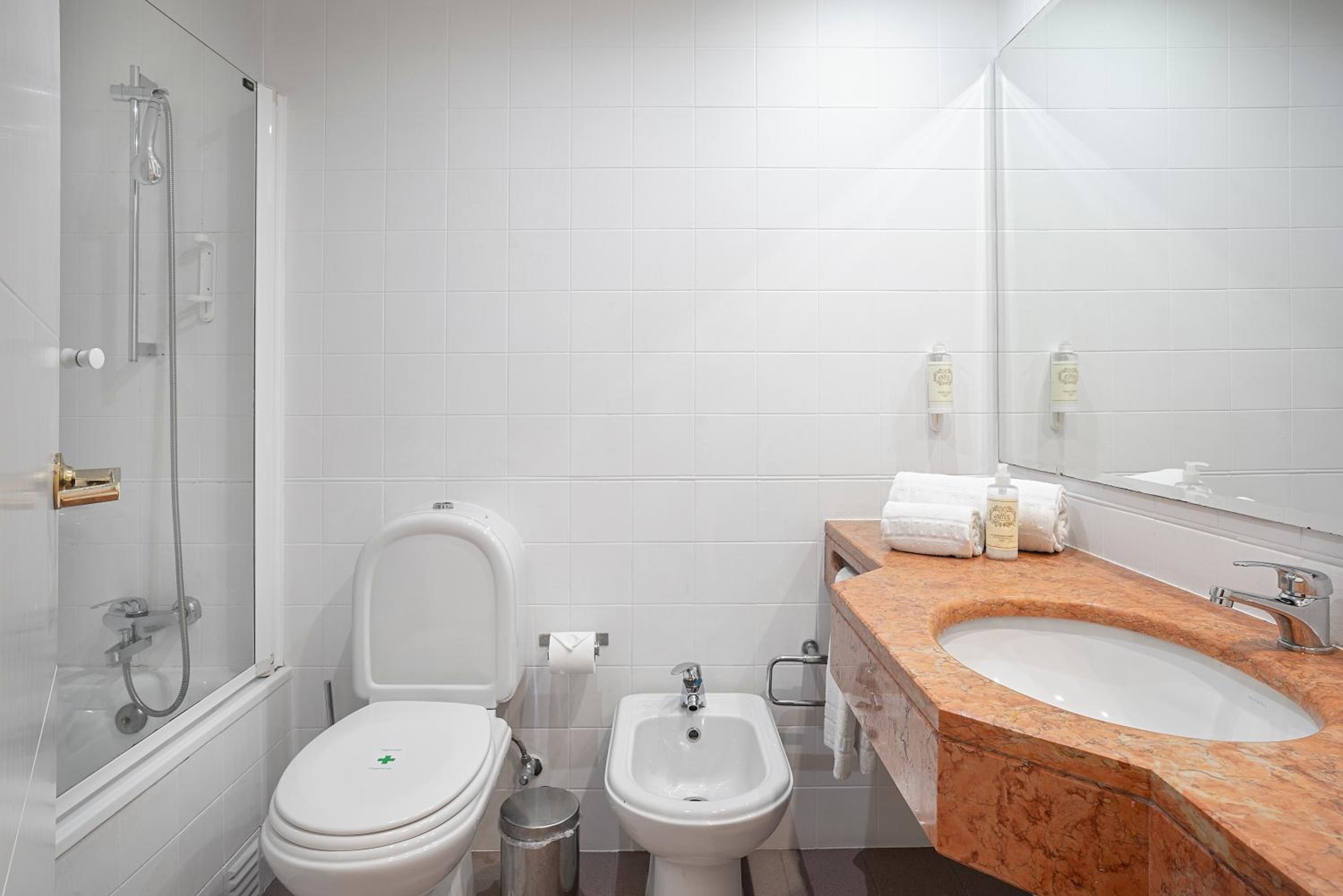 Twin Room - Photo 7