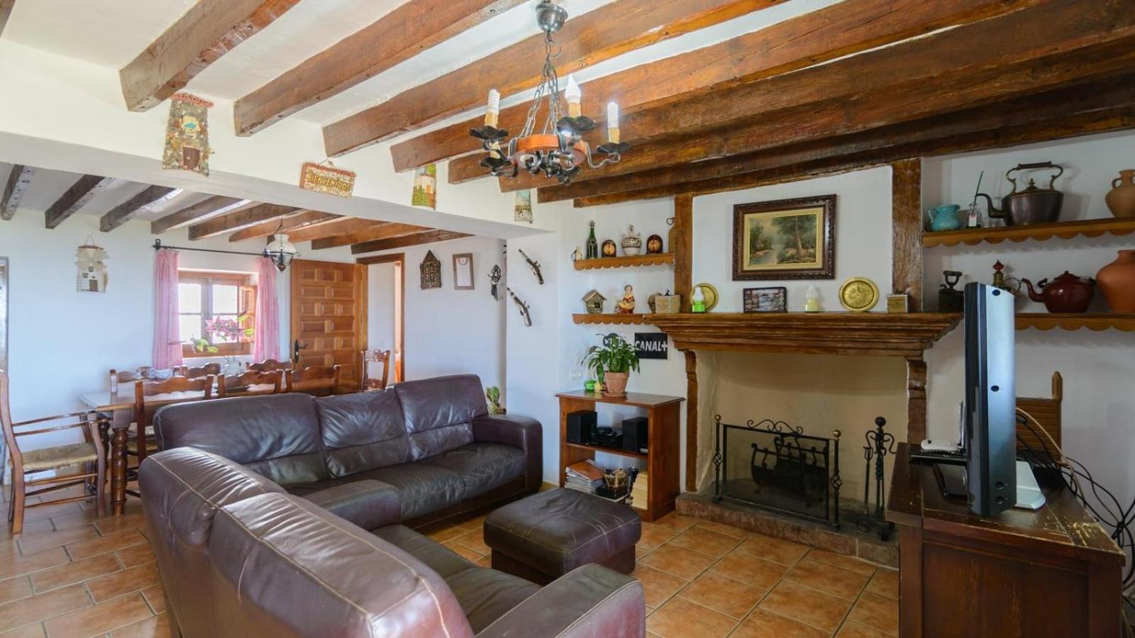 Six-Bedroom House photo 3