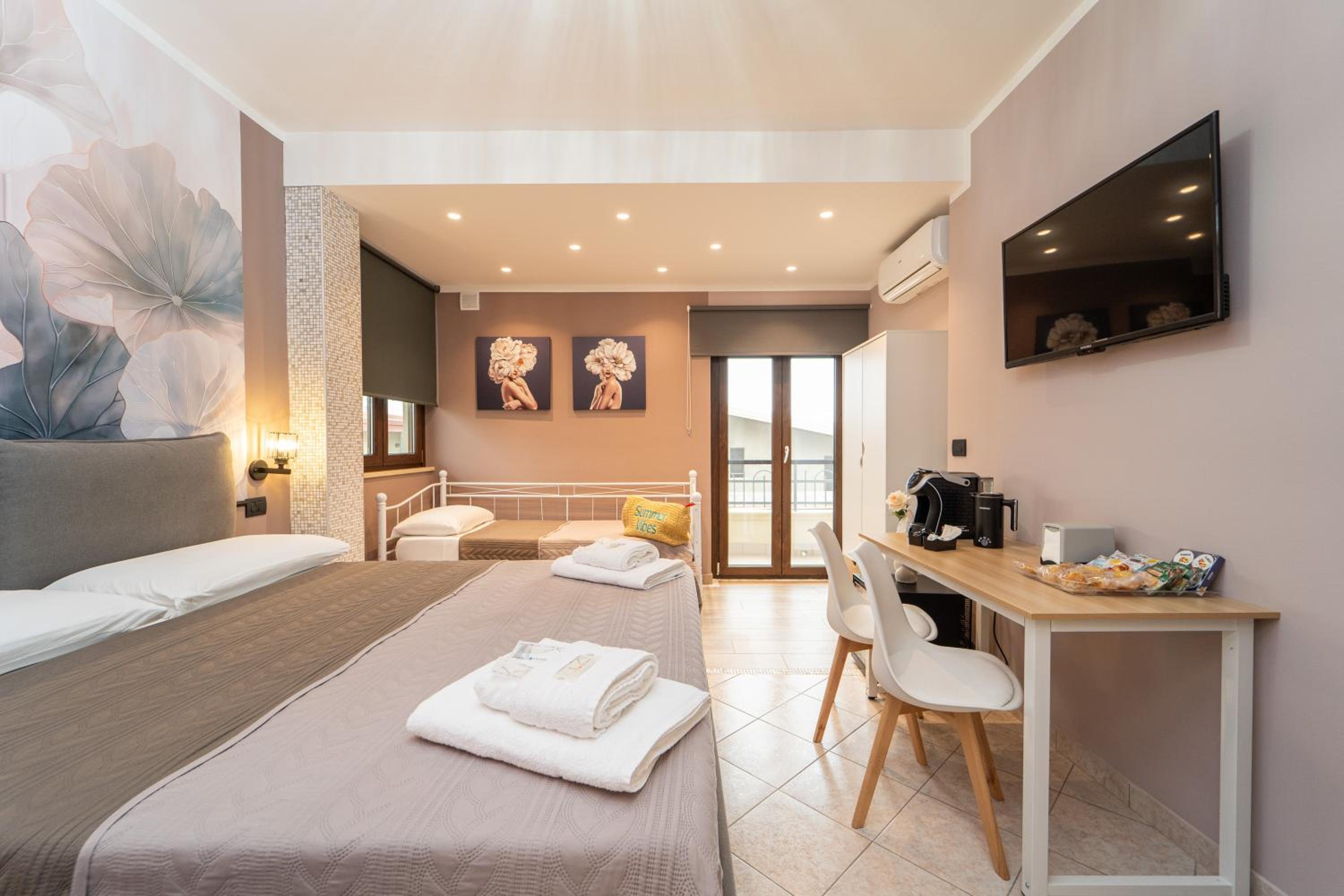 Family Suite with Balcony - Photo 11
