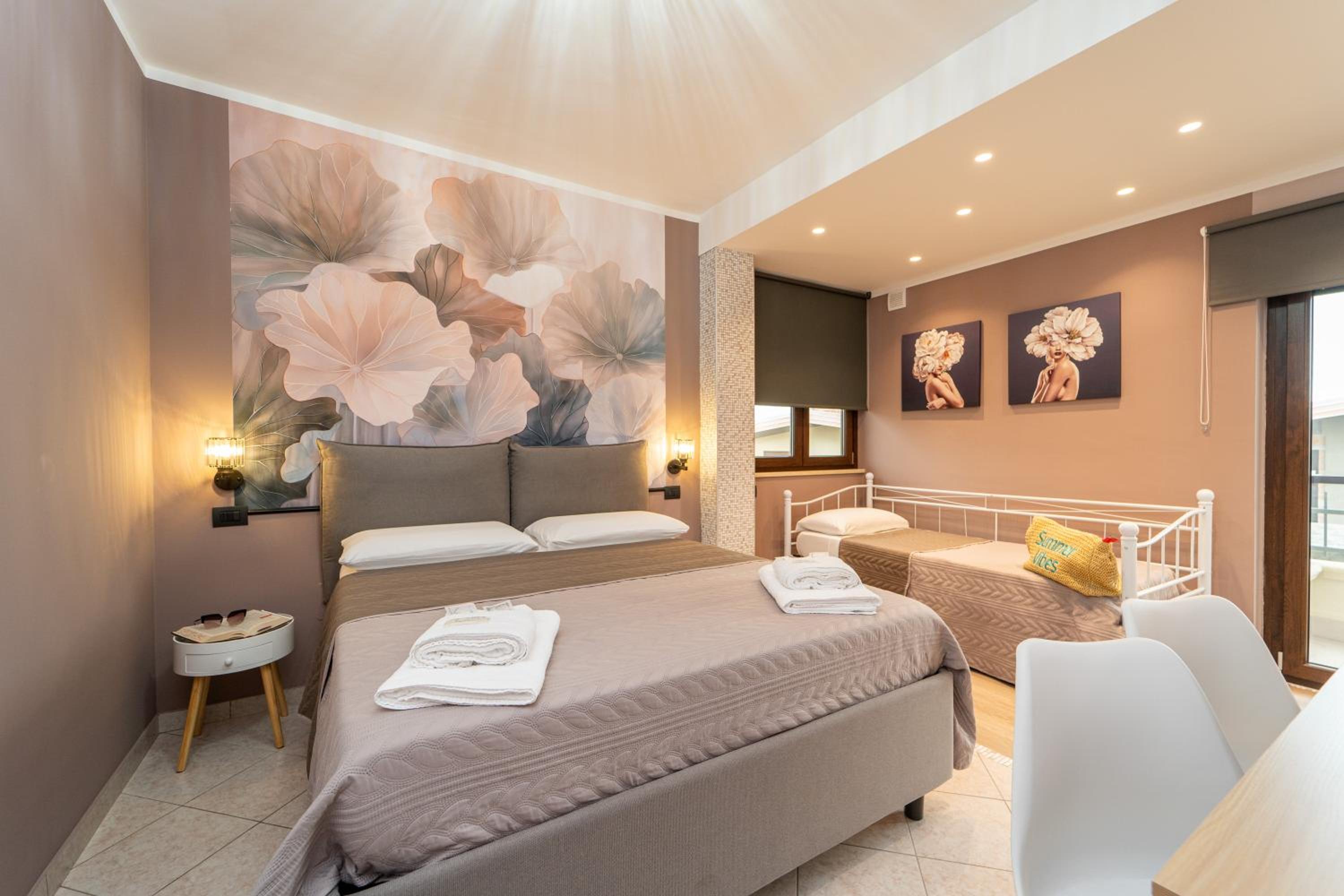 Family Suite with Balcony - Photo 8