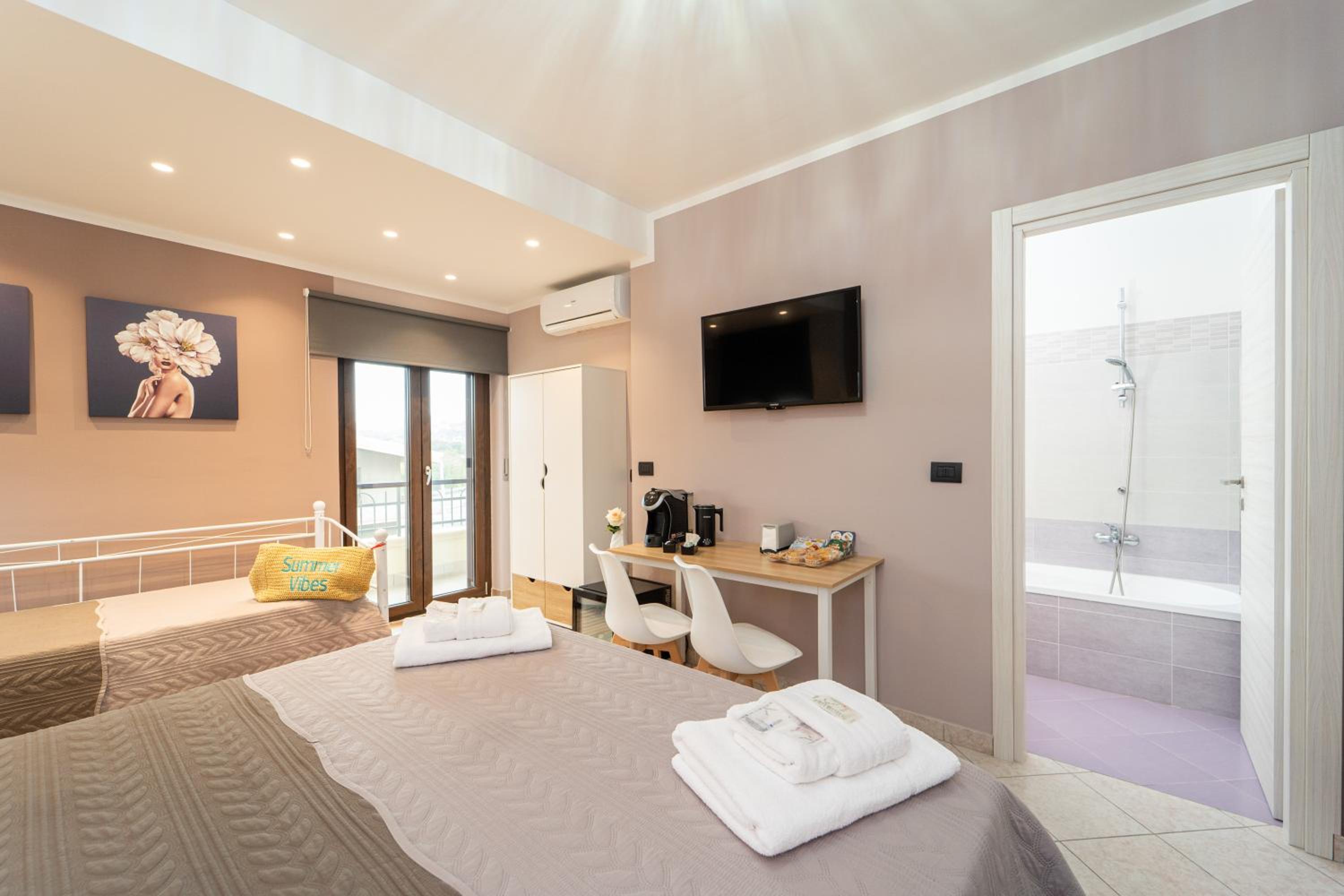 Family Suite with Balcony - Photo 10