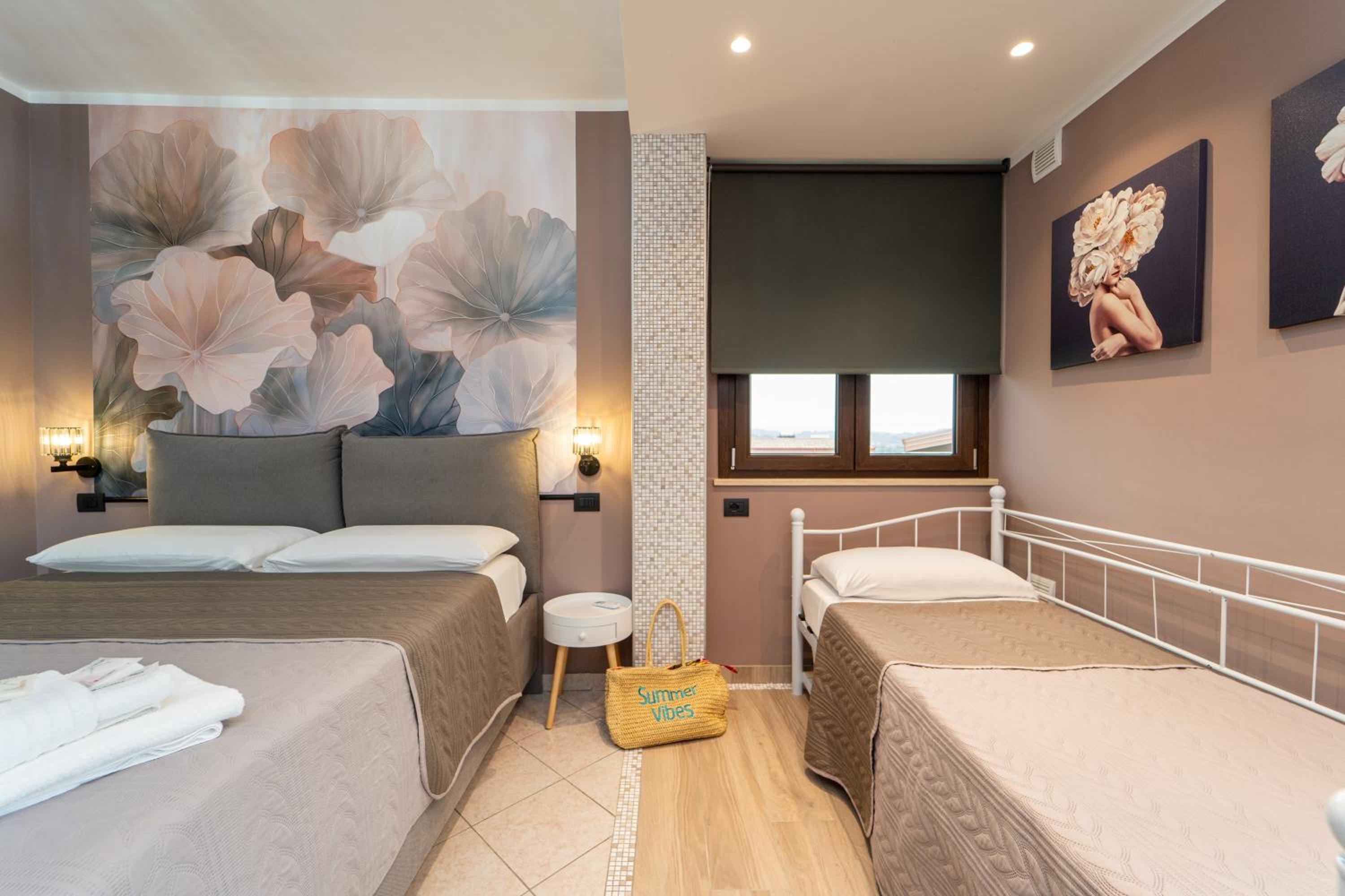 Family Suite with Balcony - Photo 5