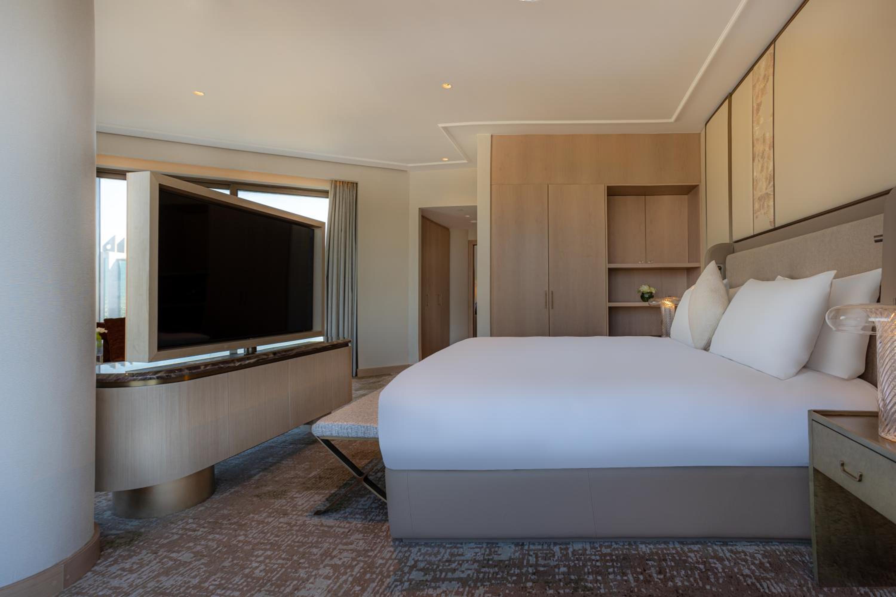 Panoramic Suite King Bed