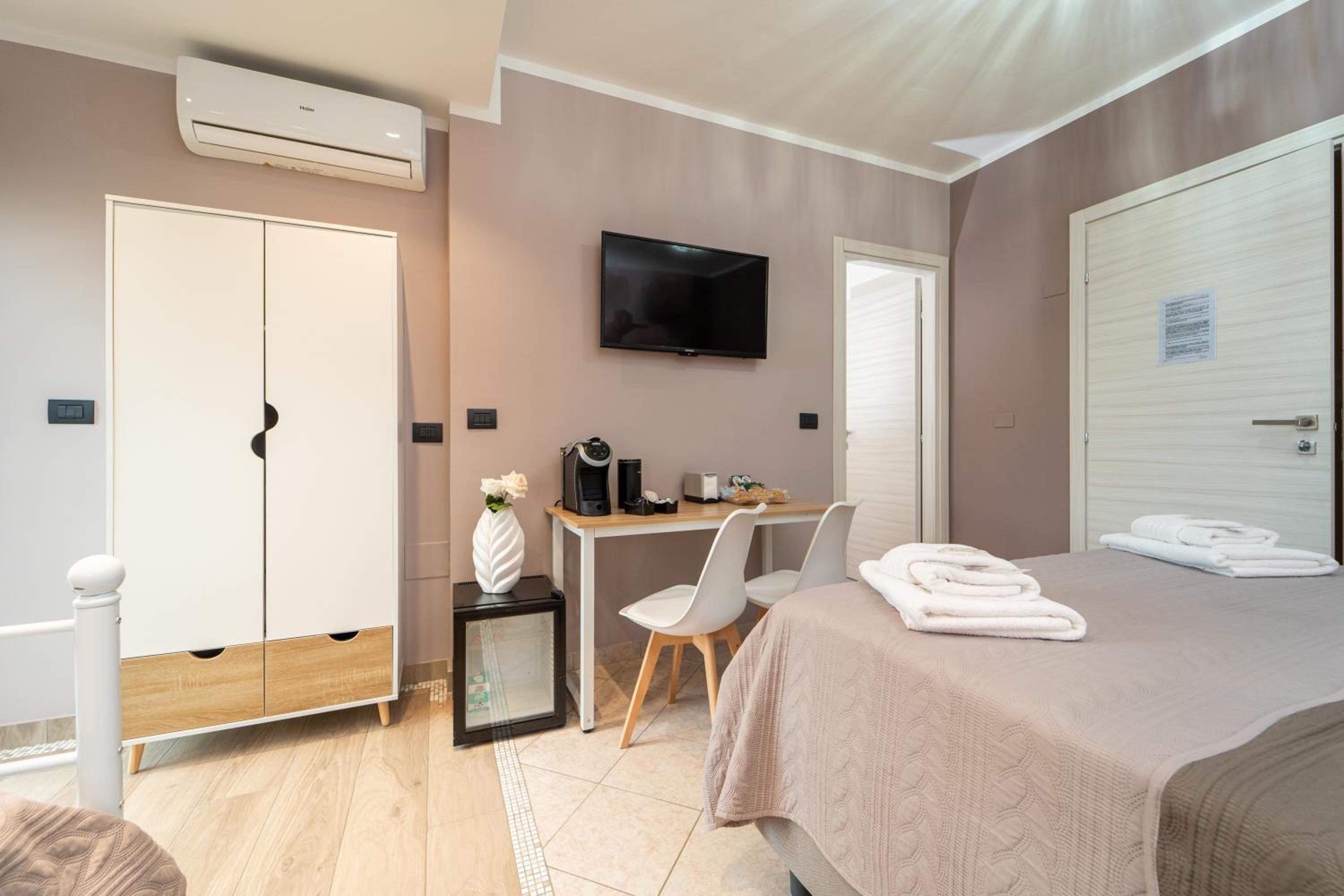 Family Suite with Balcony - Photo 2