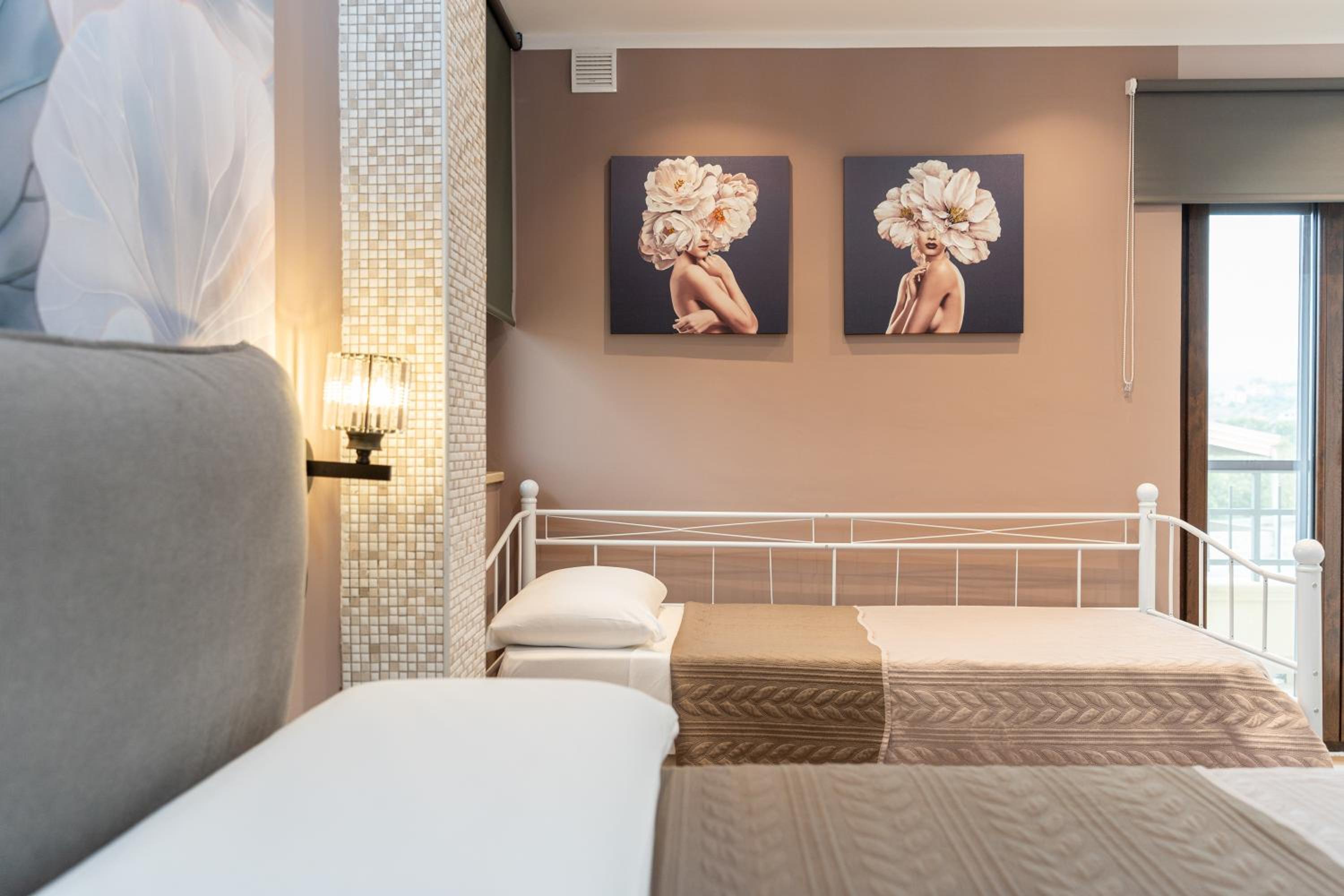 Family Suite with Balcony - Photo 15