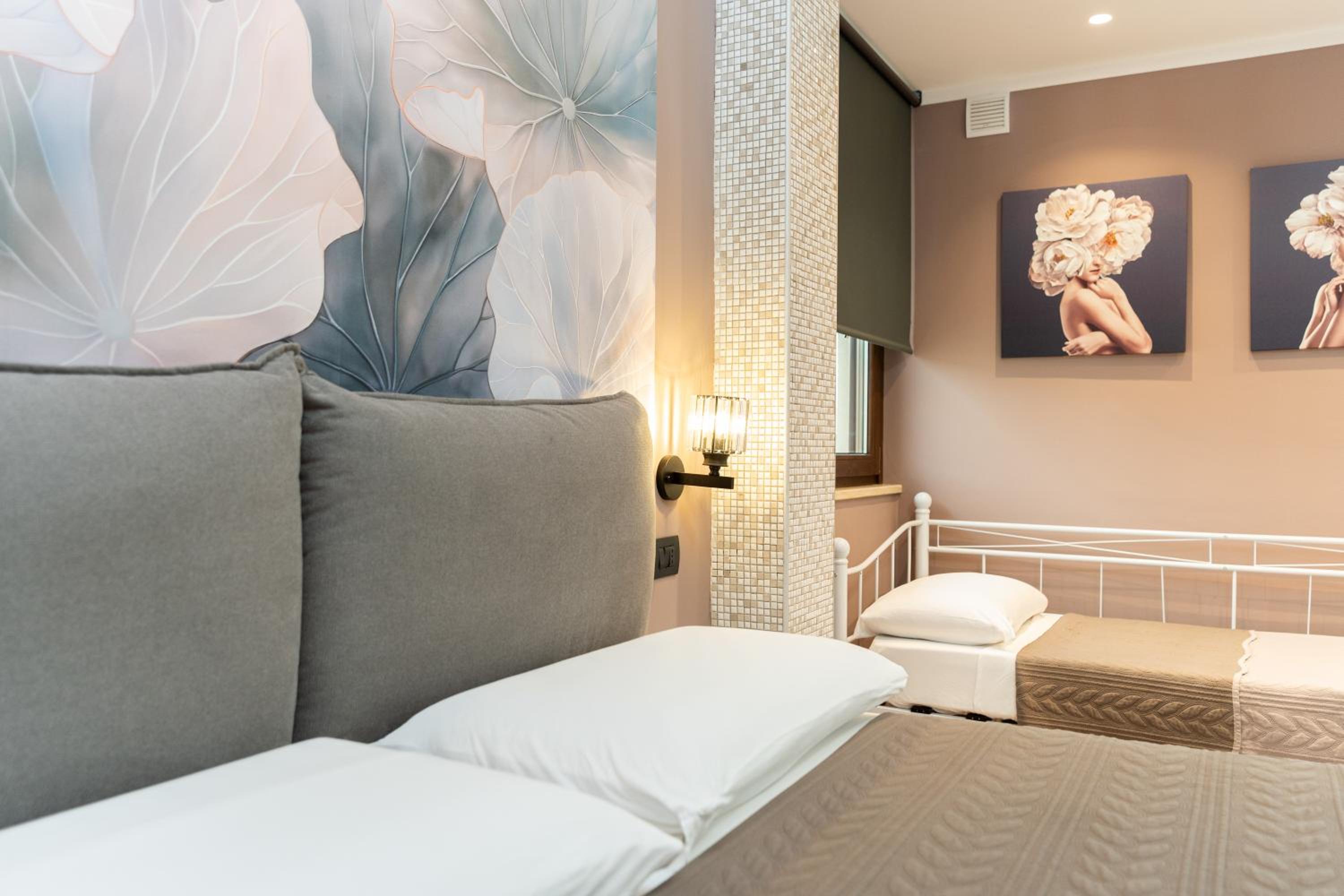 Family Suite with Balcony - Photo 13