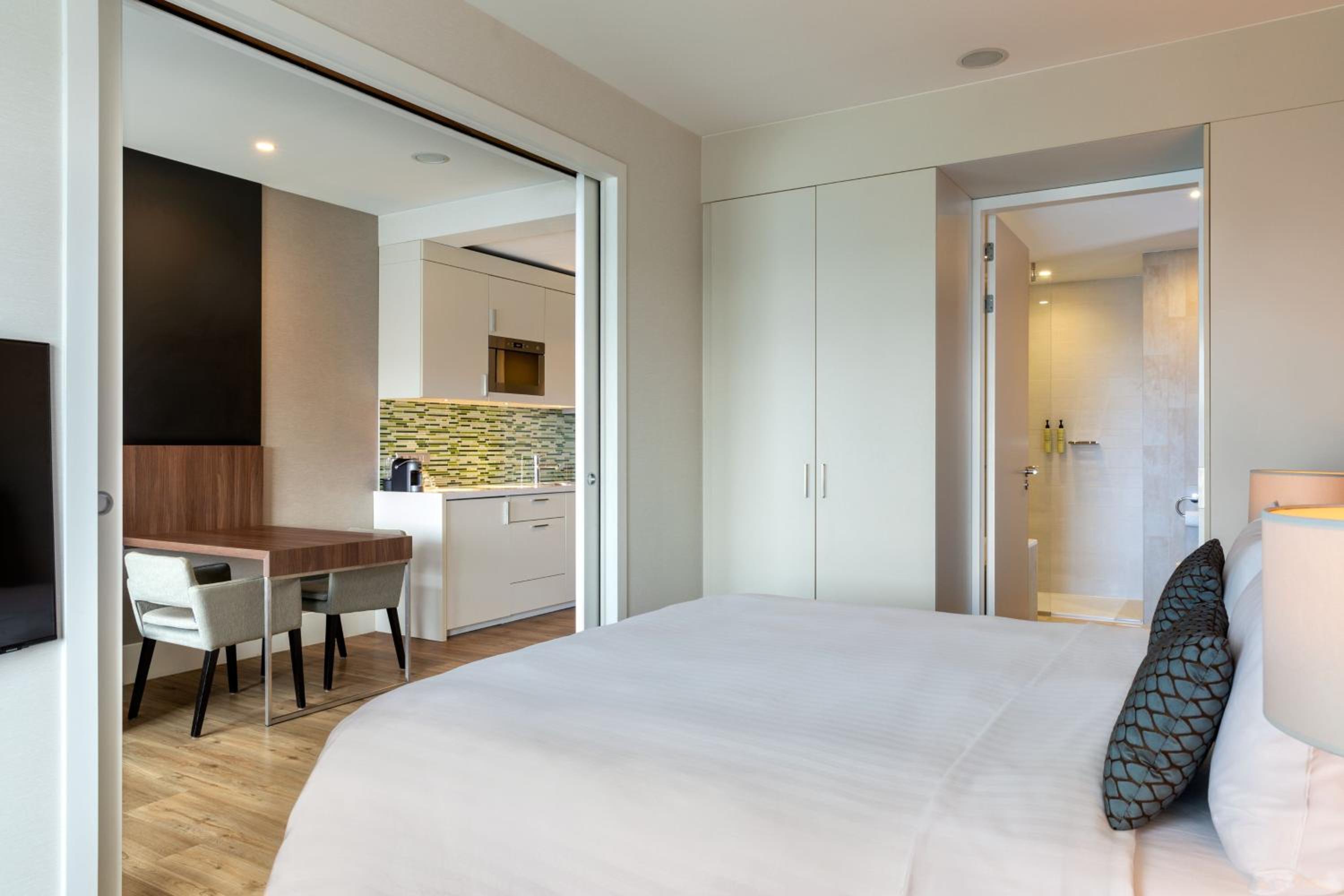 One Bedroom Suite with 1 Kingsize Bed photo 2