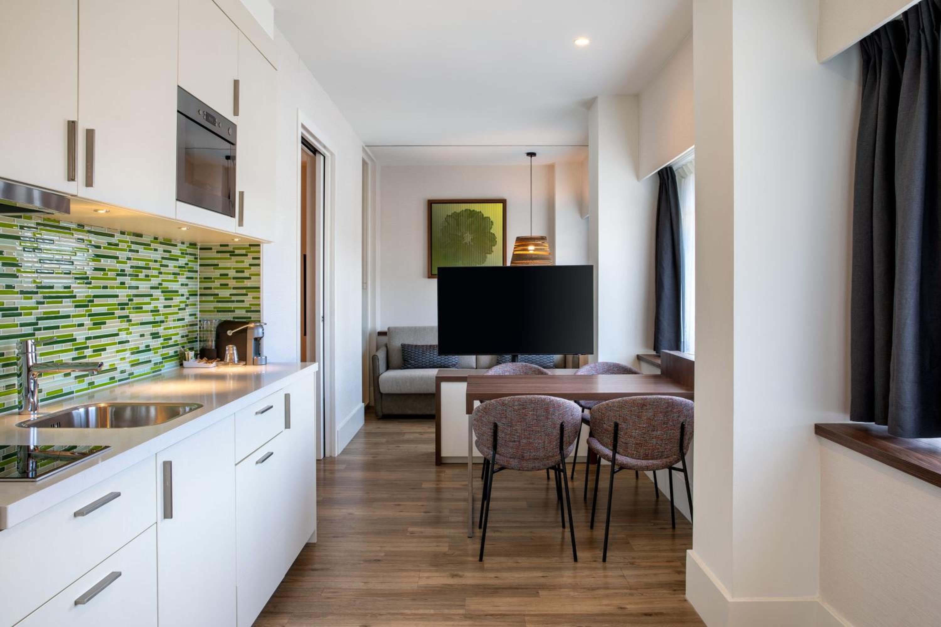 One Bedroom Suite with 1 Kingsize Bed and Sofabed photo 2