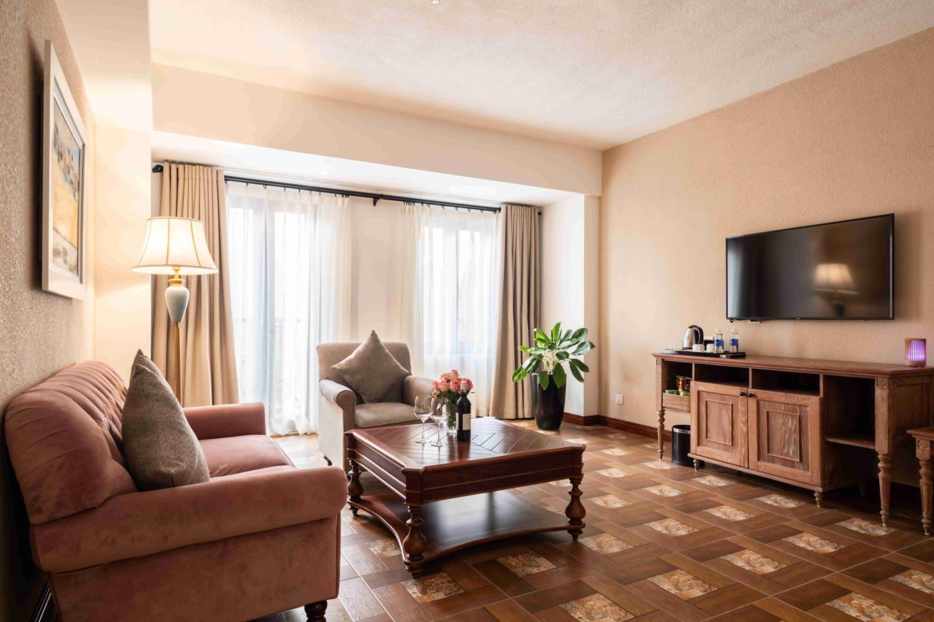 Suite - Photo 7