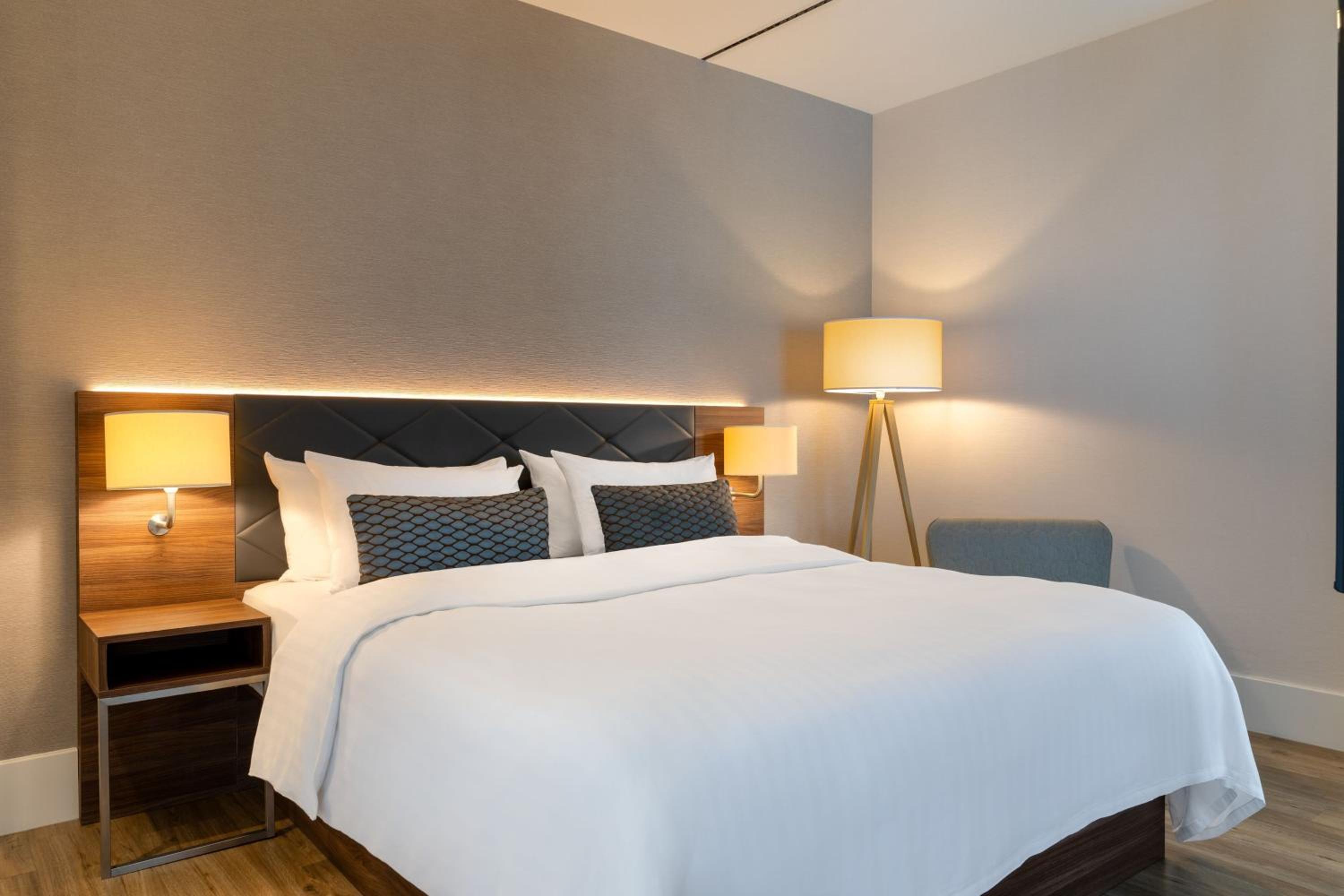 One Bedroom Suite with 1 Kingsize Bed and Sofabed photo 3