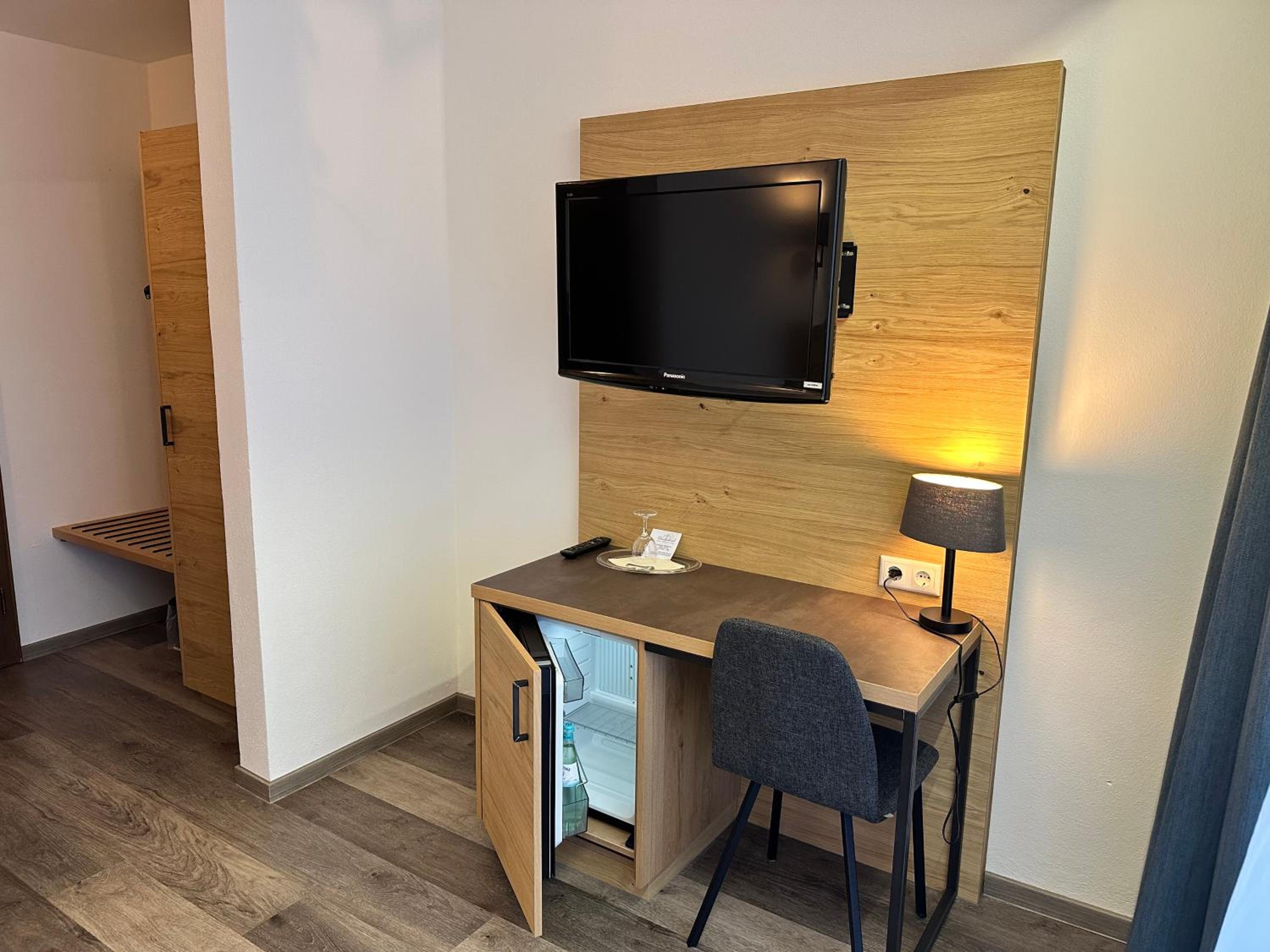 Deluxe Double Room with Balcony - Photo 4
