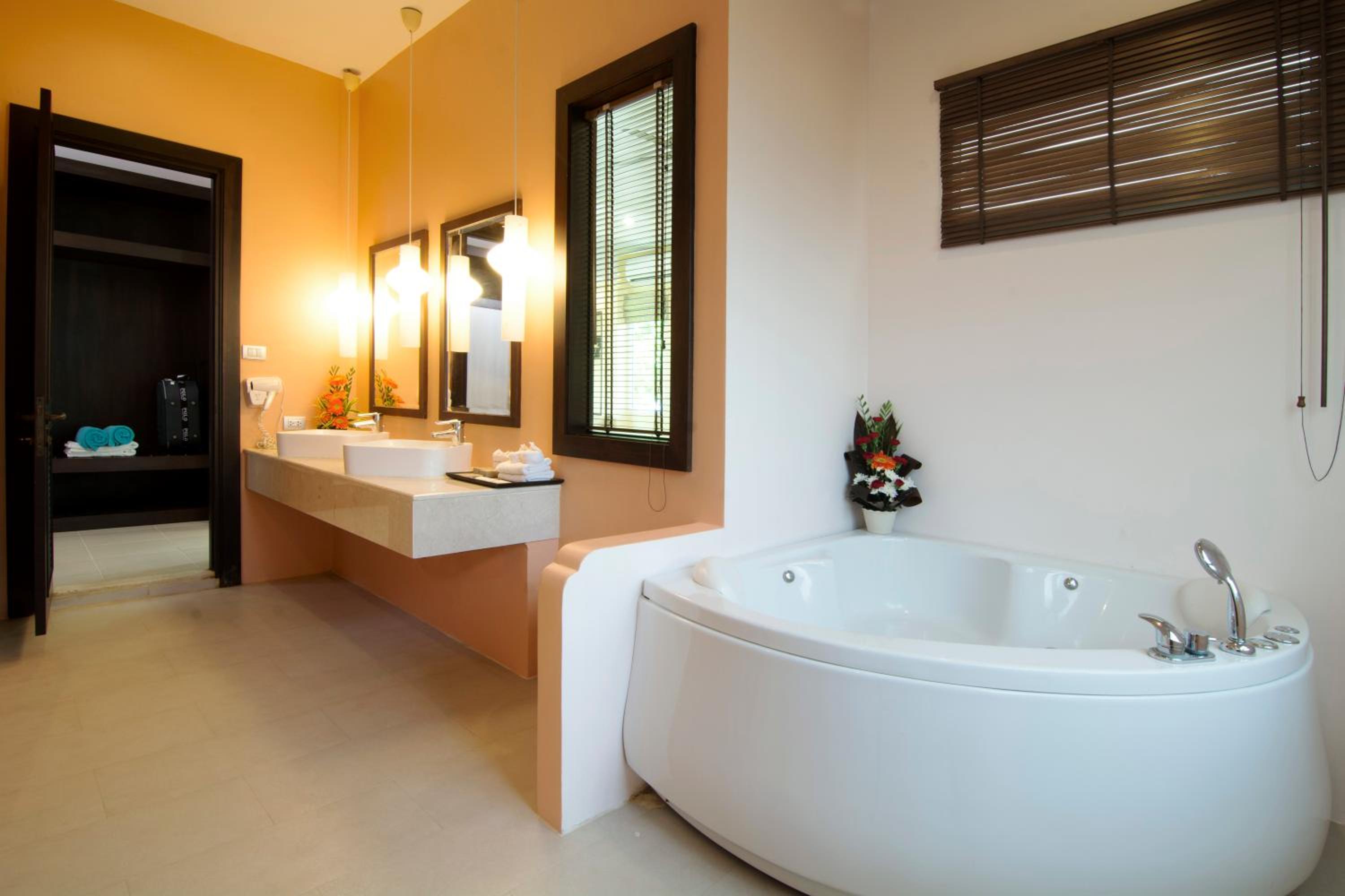 Jacuzzi Villa Pool Access - Photo 3