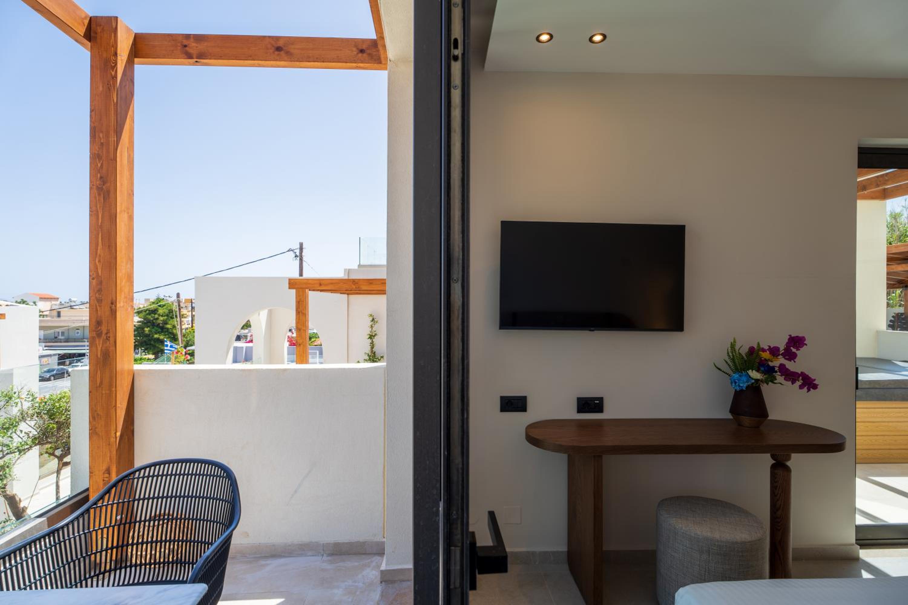 Junior Suite with Jacuzzi - Photo 9