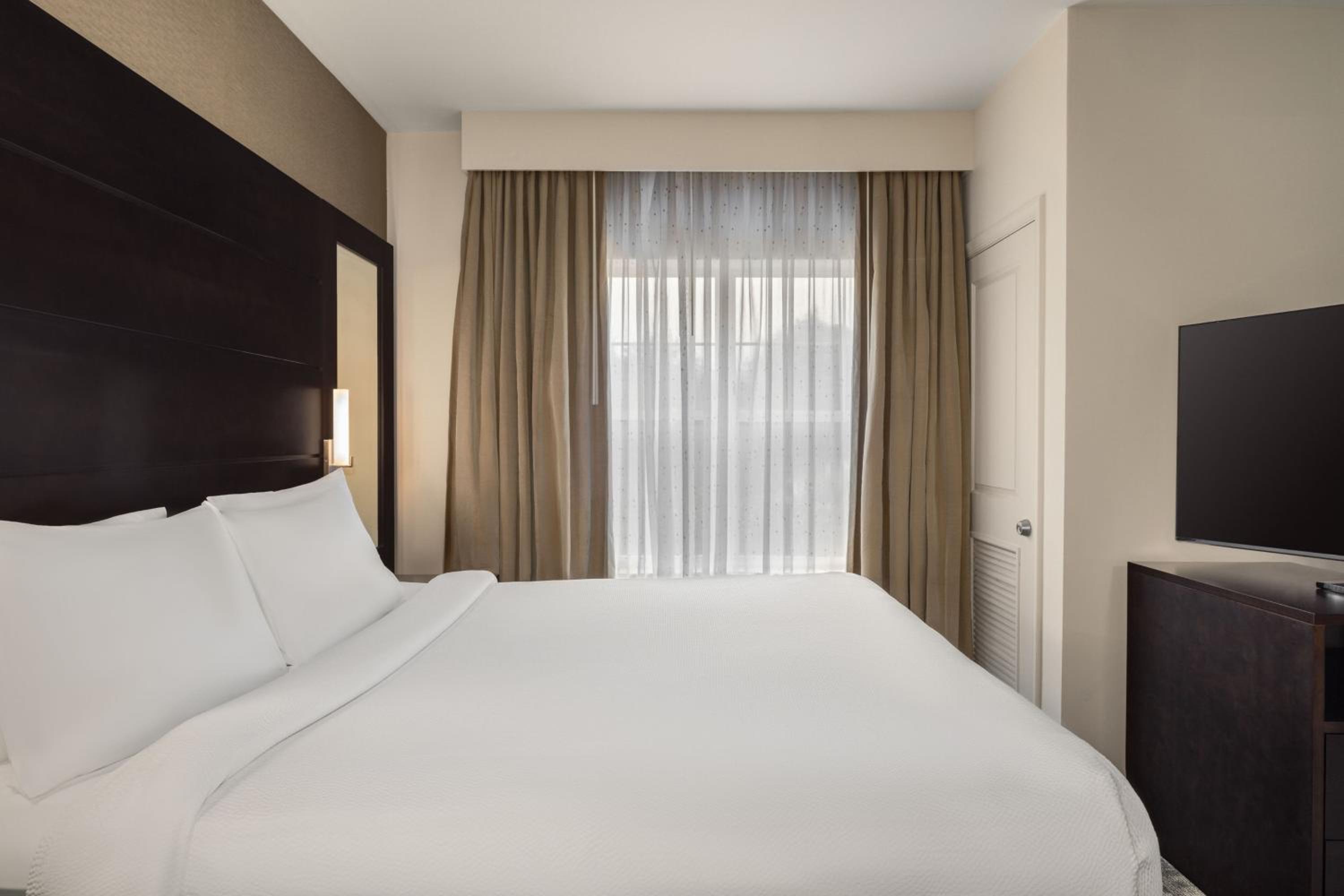 One-Bedroom King Suite with Sofa Bed - Hearing Accessible photo 3