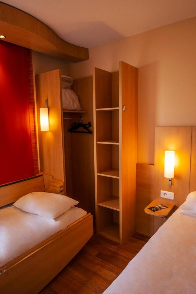 Standard Room with One Double Bed and One Single Bed - Photo 2