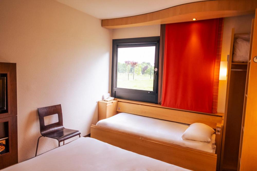 Standard Room with One Double Bed and One Single Bed - Photo 3
