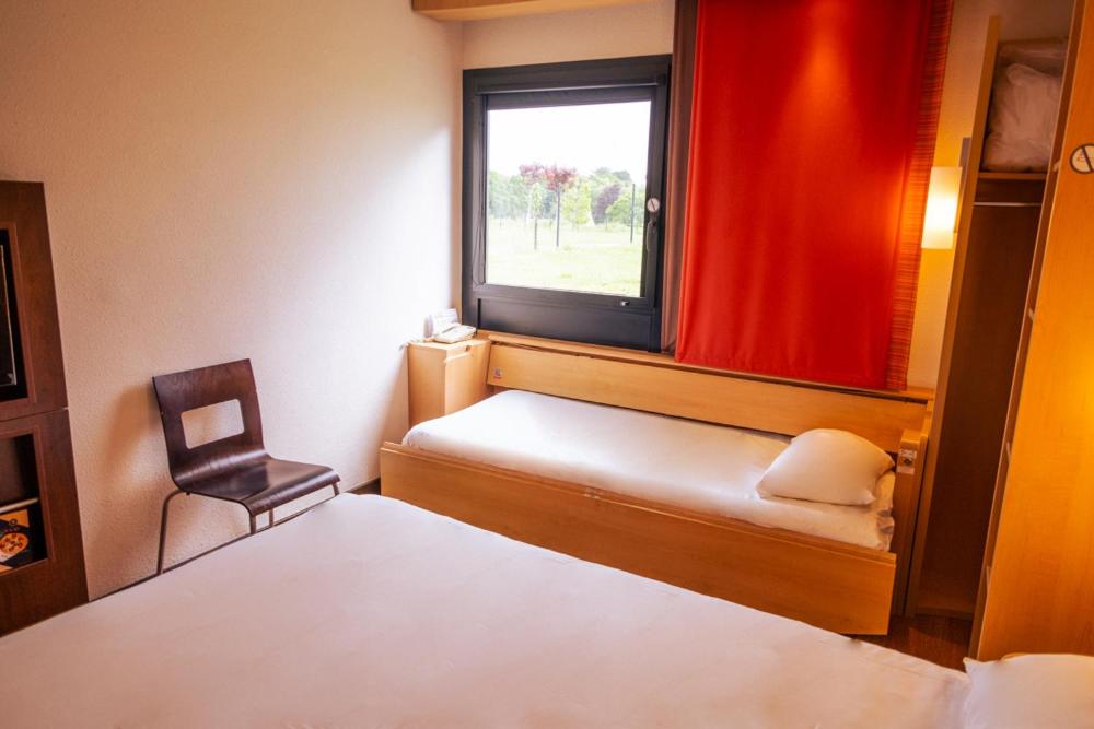 Standard Room with One Double Bed and One Single Bed - Photo 4