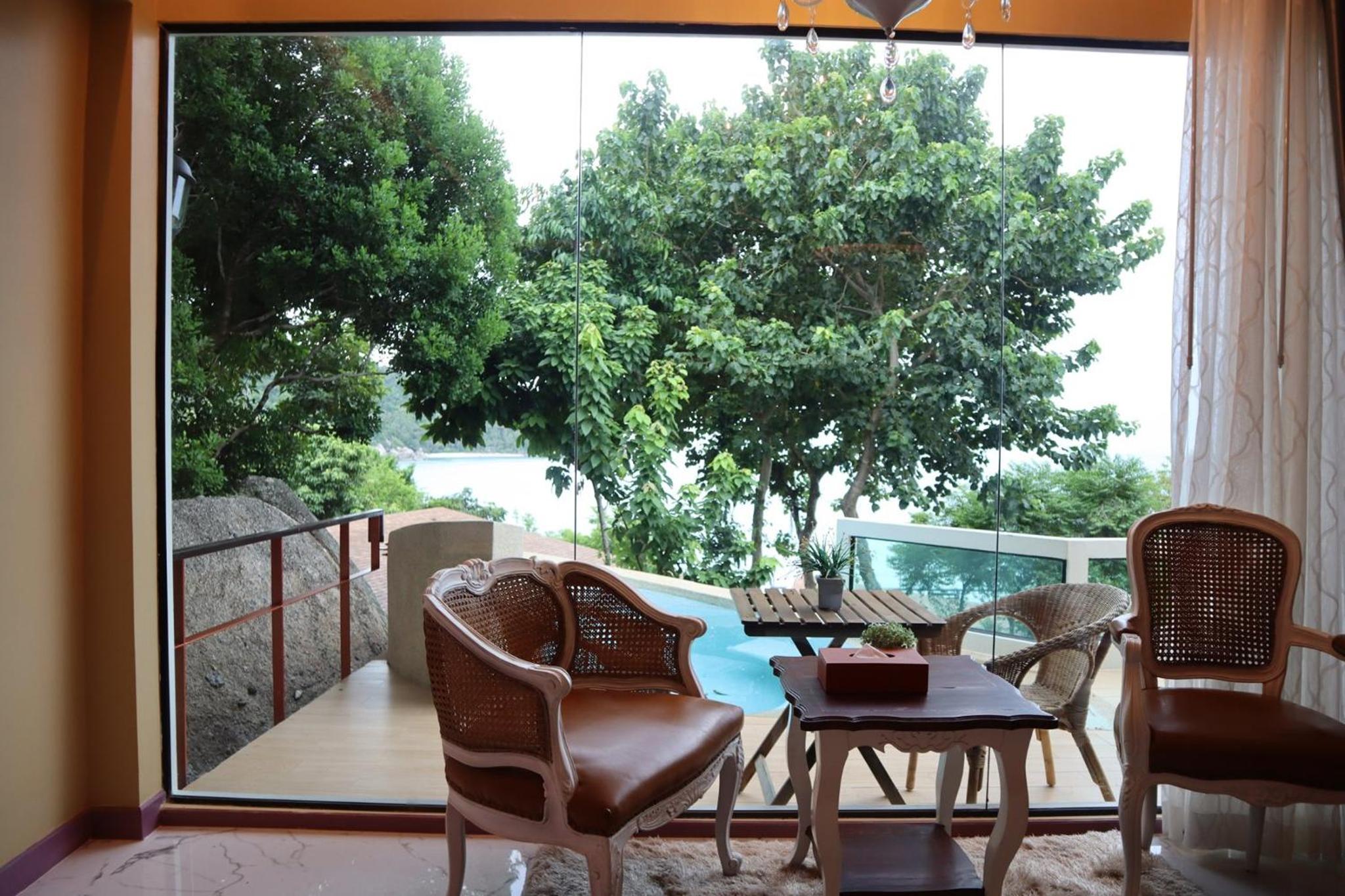 Family Room with Mountain View - Photo 3