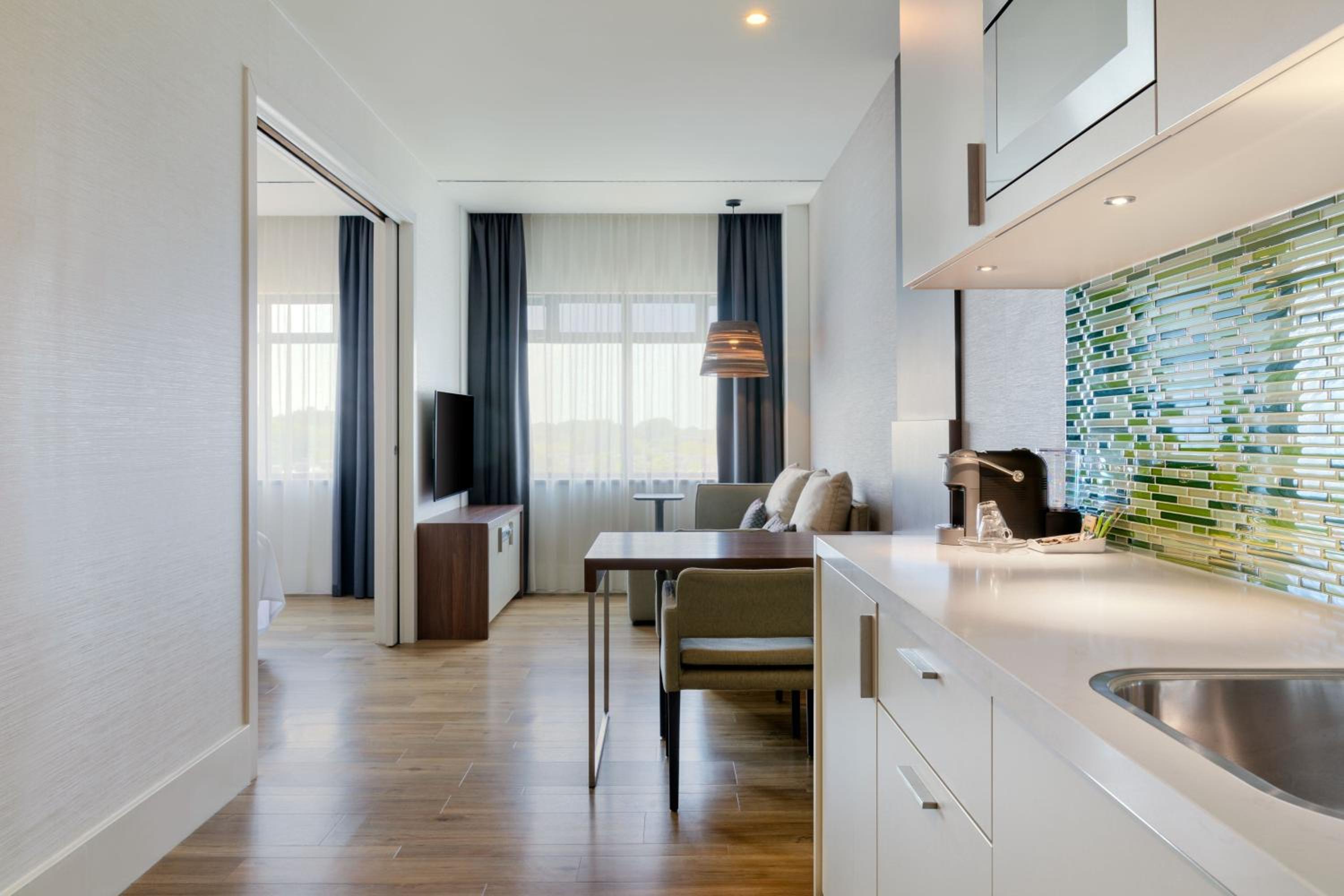 One Bedroom Suite with 1 Kingsize Bed photo 3