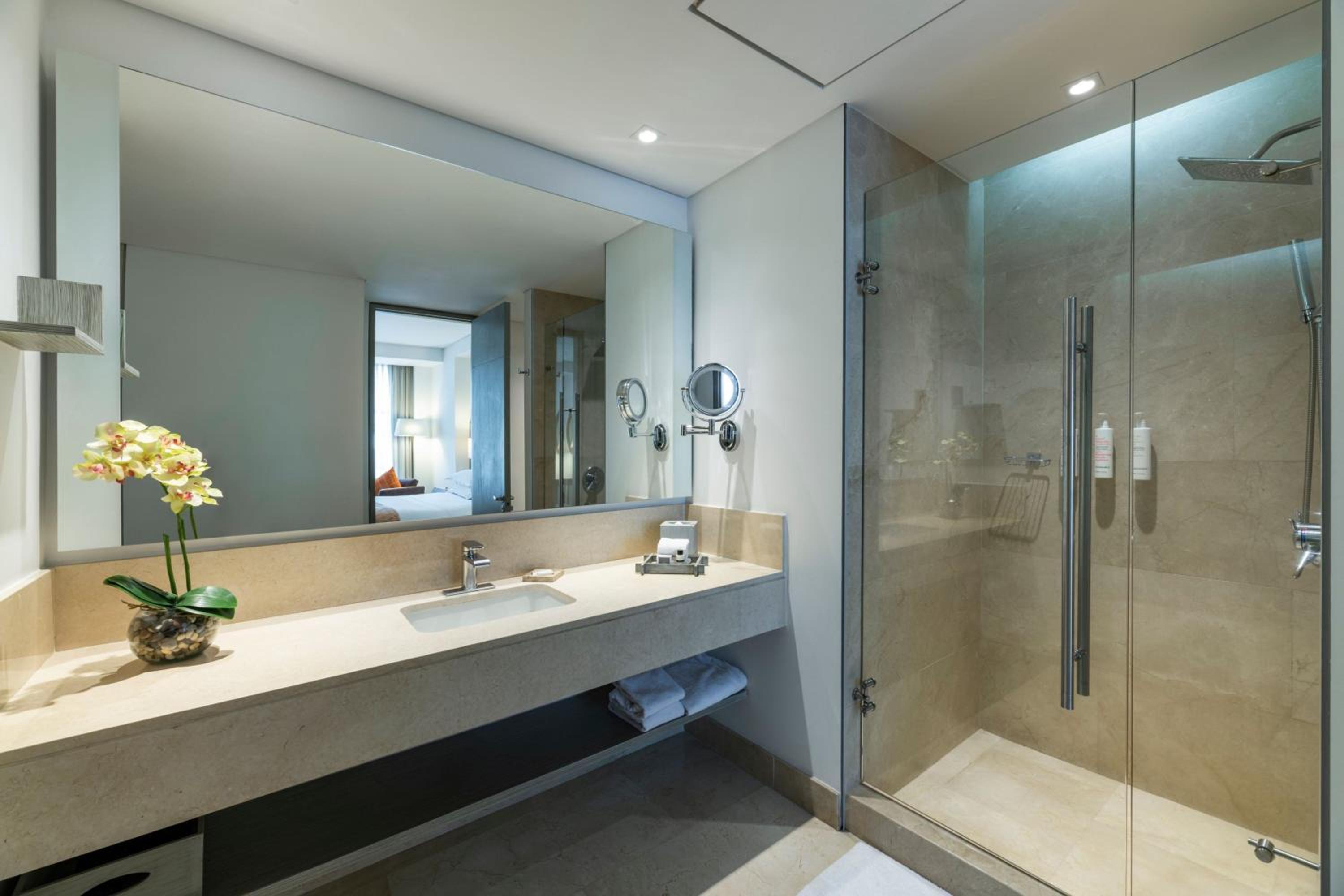 Junior King Suite photo 3
