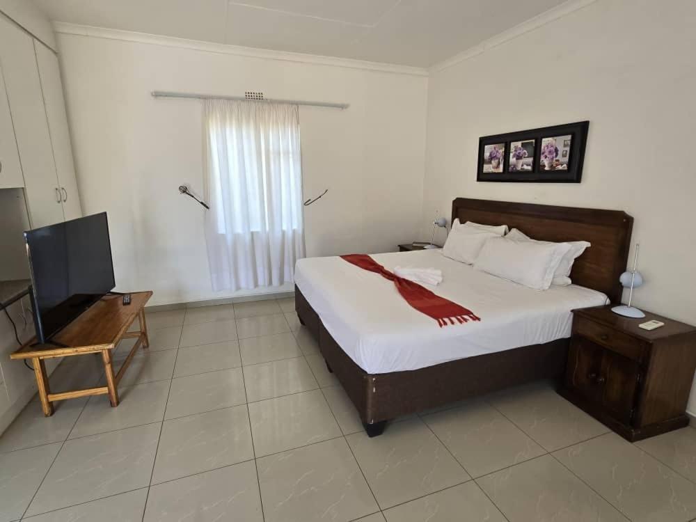 Deluxe King Suite photo 2