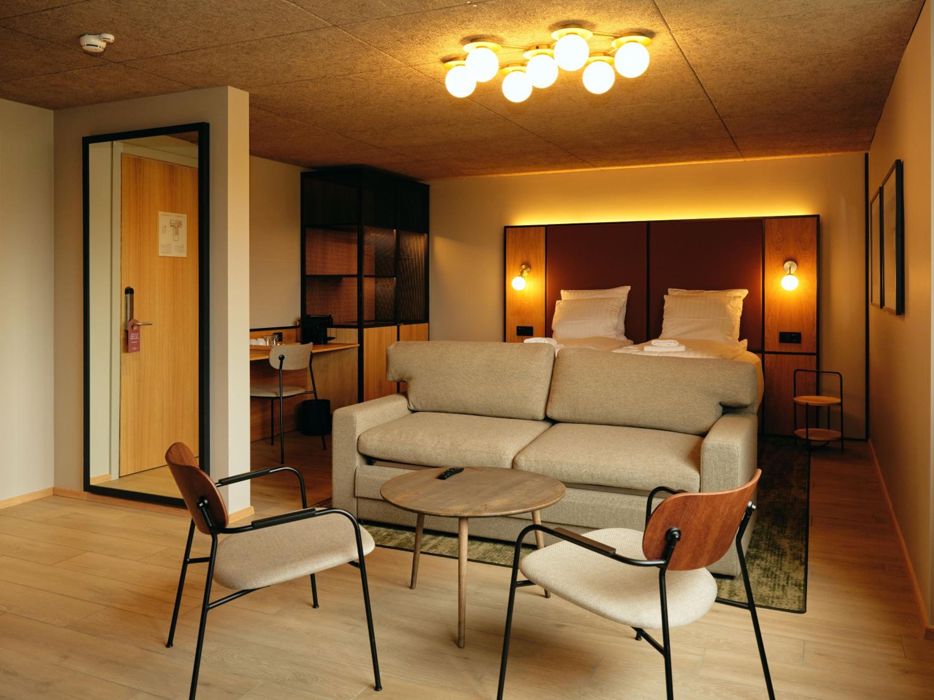 Family Room (2 Adults + 2 Children)