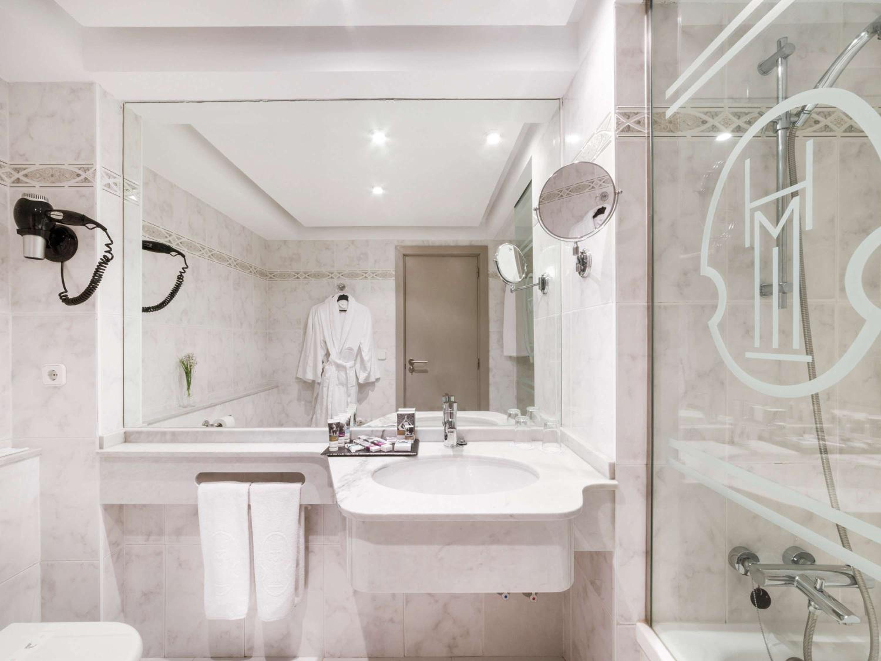 PrivilÃ¨ge Twin or Double Room with Balcony and Sea View - Photo 16