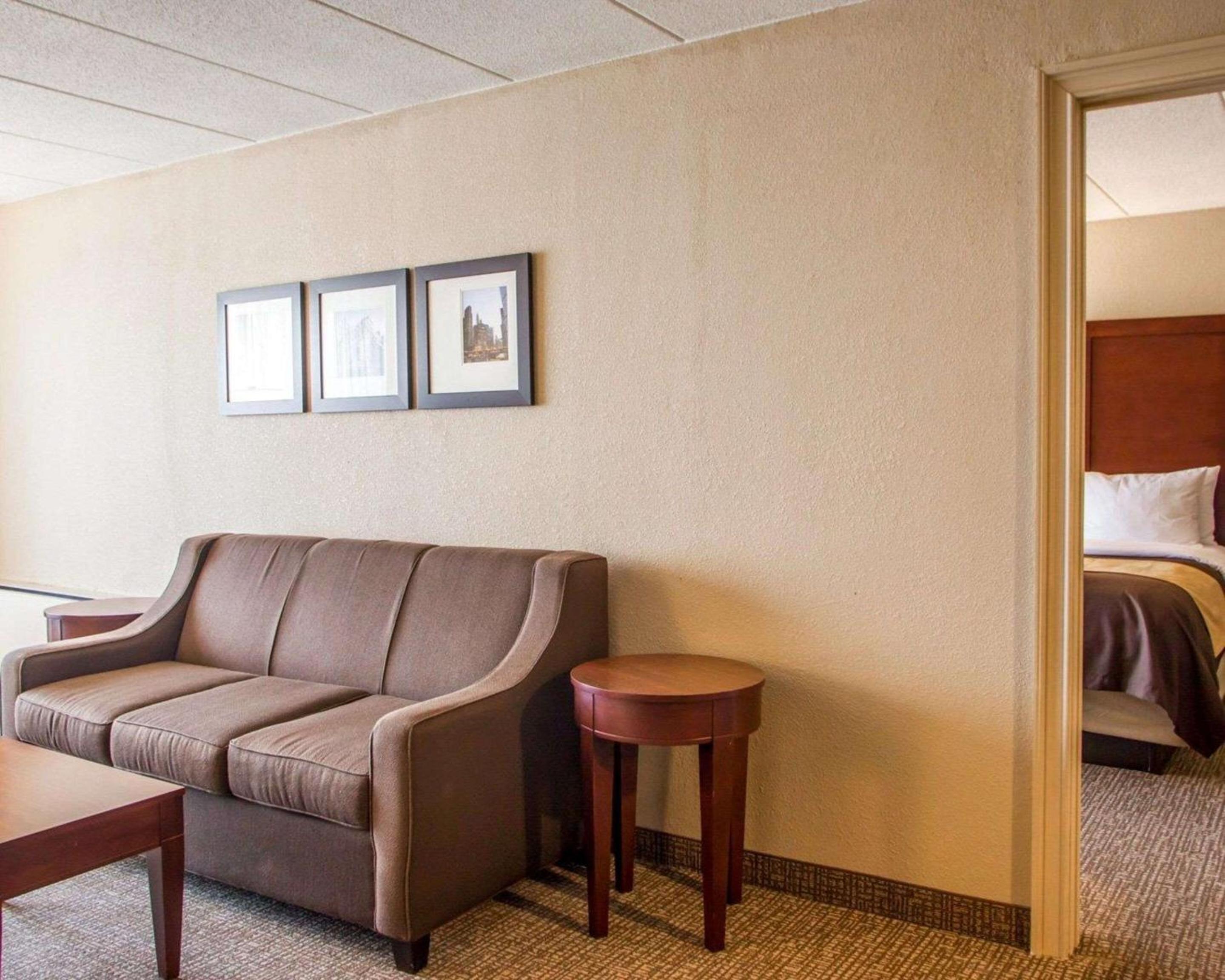 Superior Suite - Non-Smoking - Photo 6