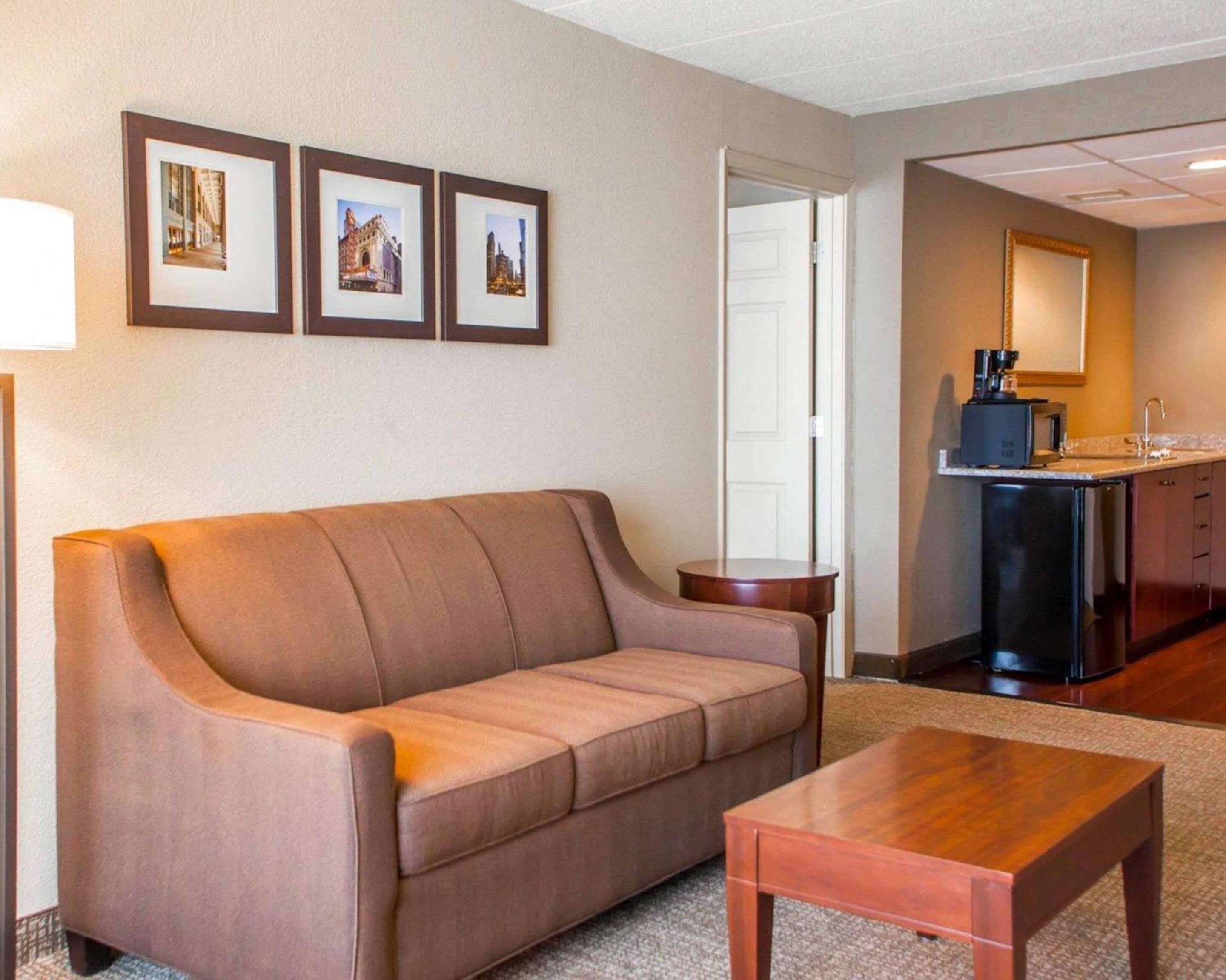Superior Suite - Non-Smoking - Photo 4