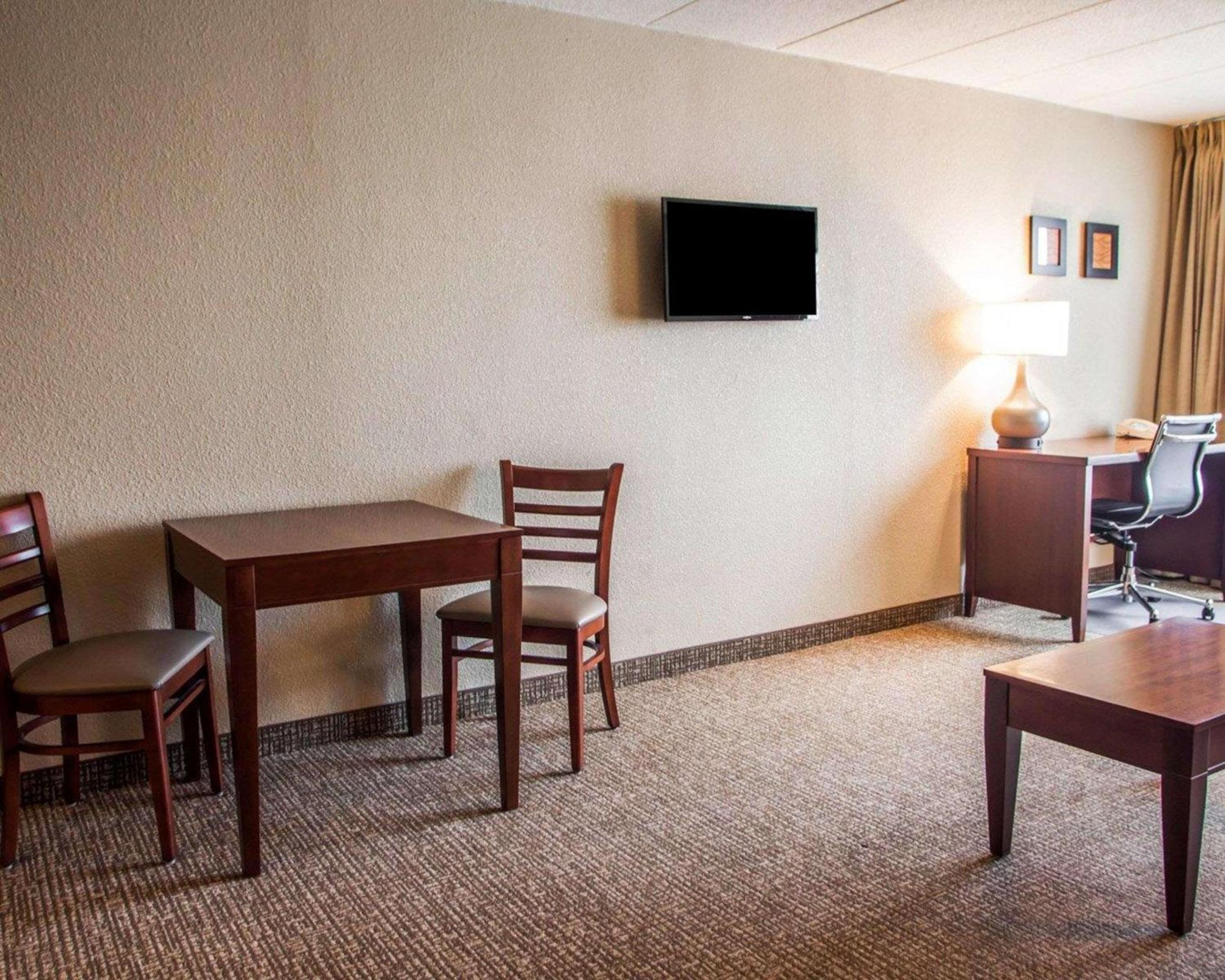 Superior Suite - Non-Smoking - Photo 3