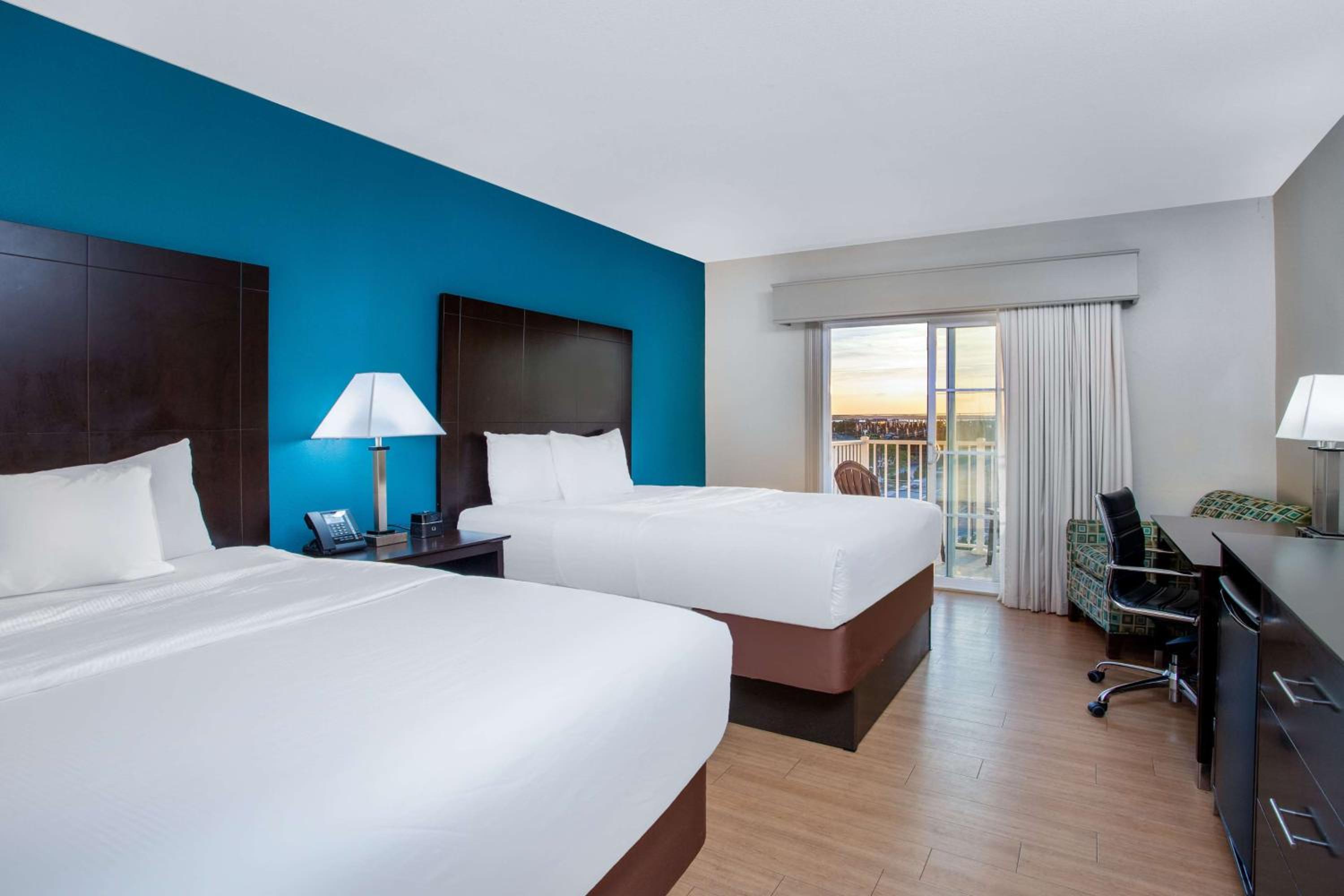 Queen Room with Two Queen Beds - Sunset View/Non-Smoking photo 1