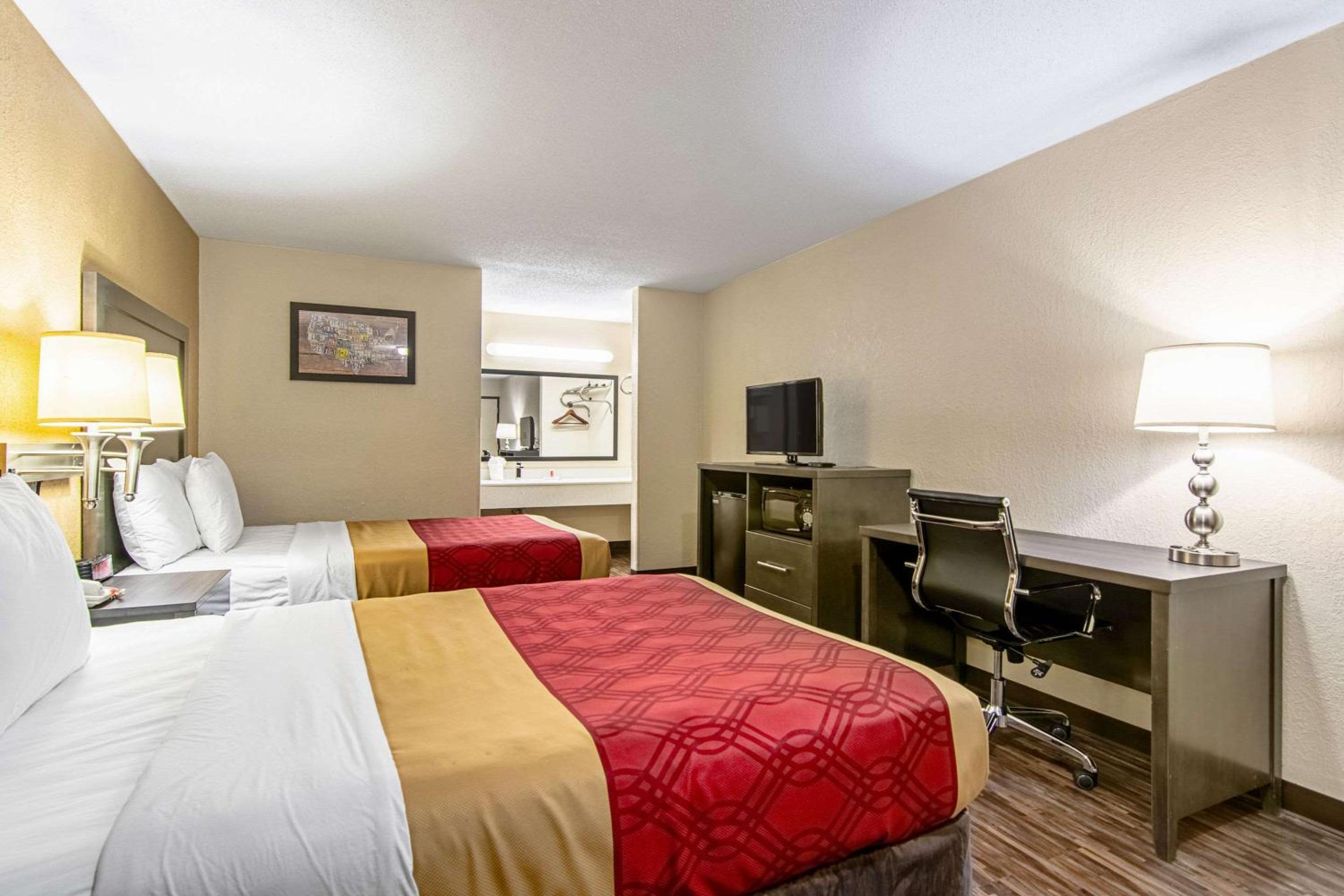 Double Room with Two Double Beds - Smoking - Photo 1