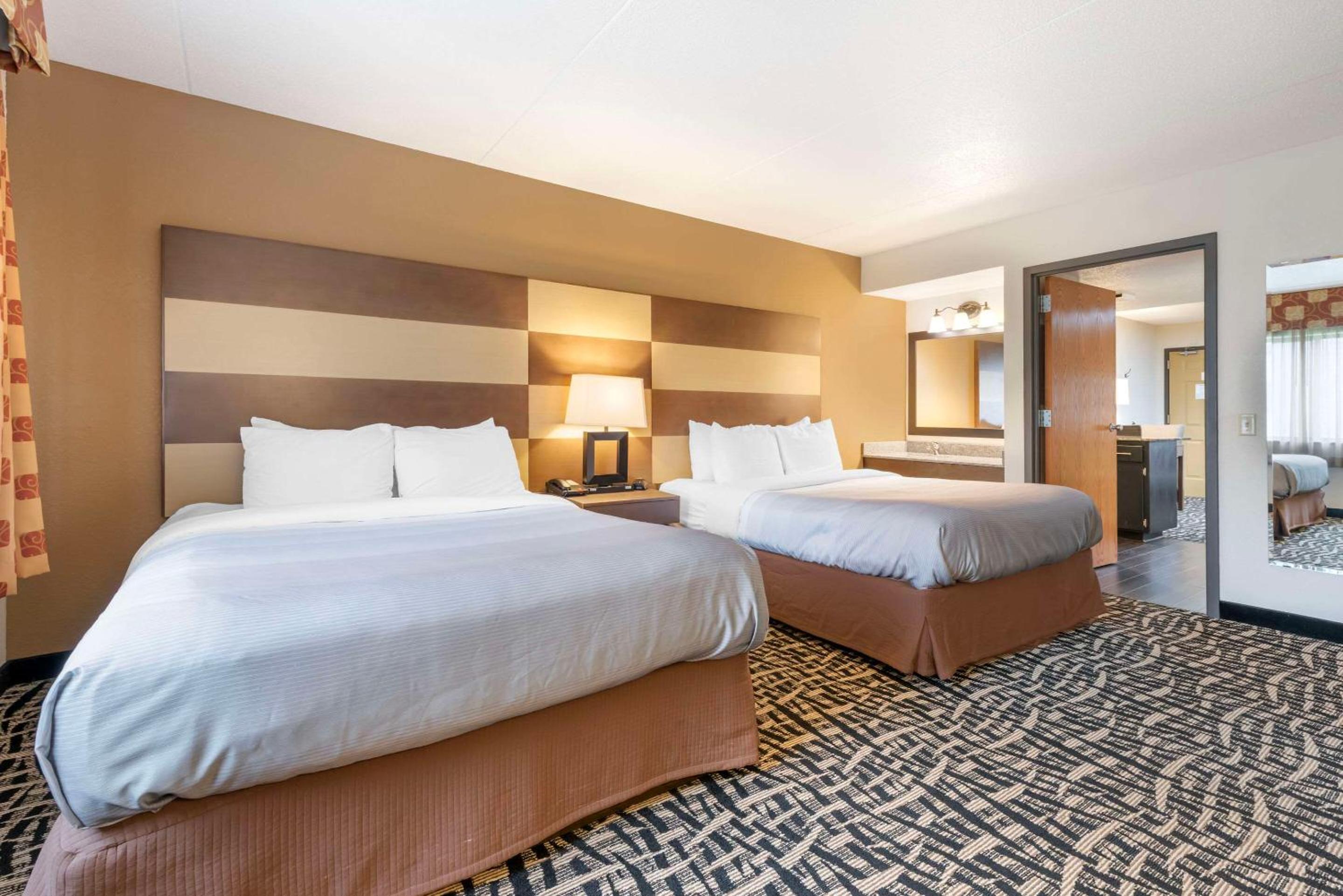 Queen Suite with Two Queen Beds - Non-Smoking - Upper Floor - Photo 2