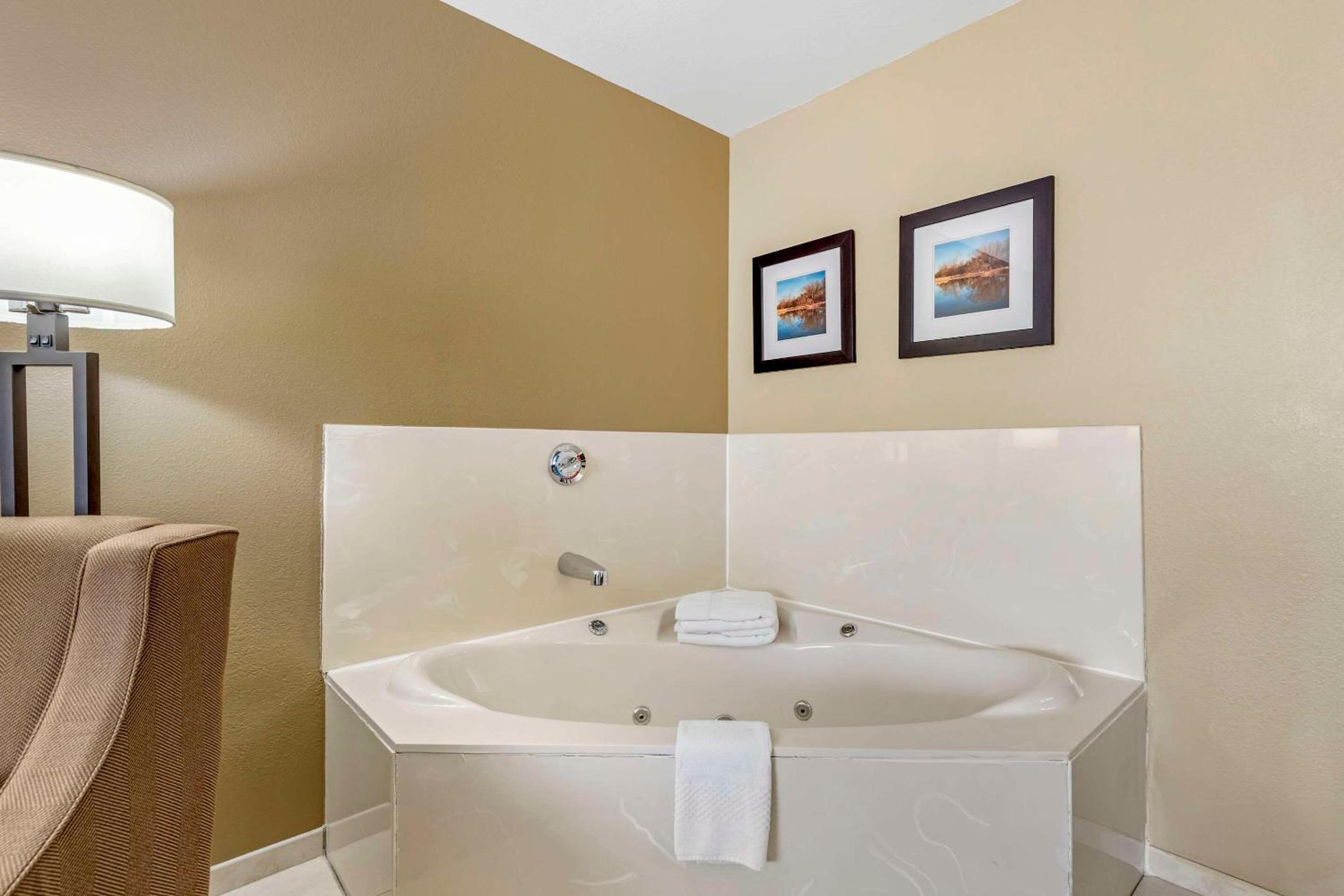 King Room with Spa Bath- Non-Smoking - Photo 3