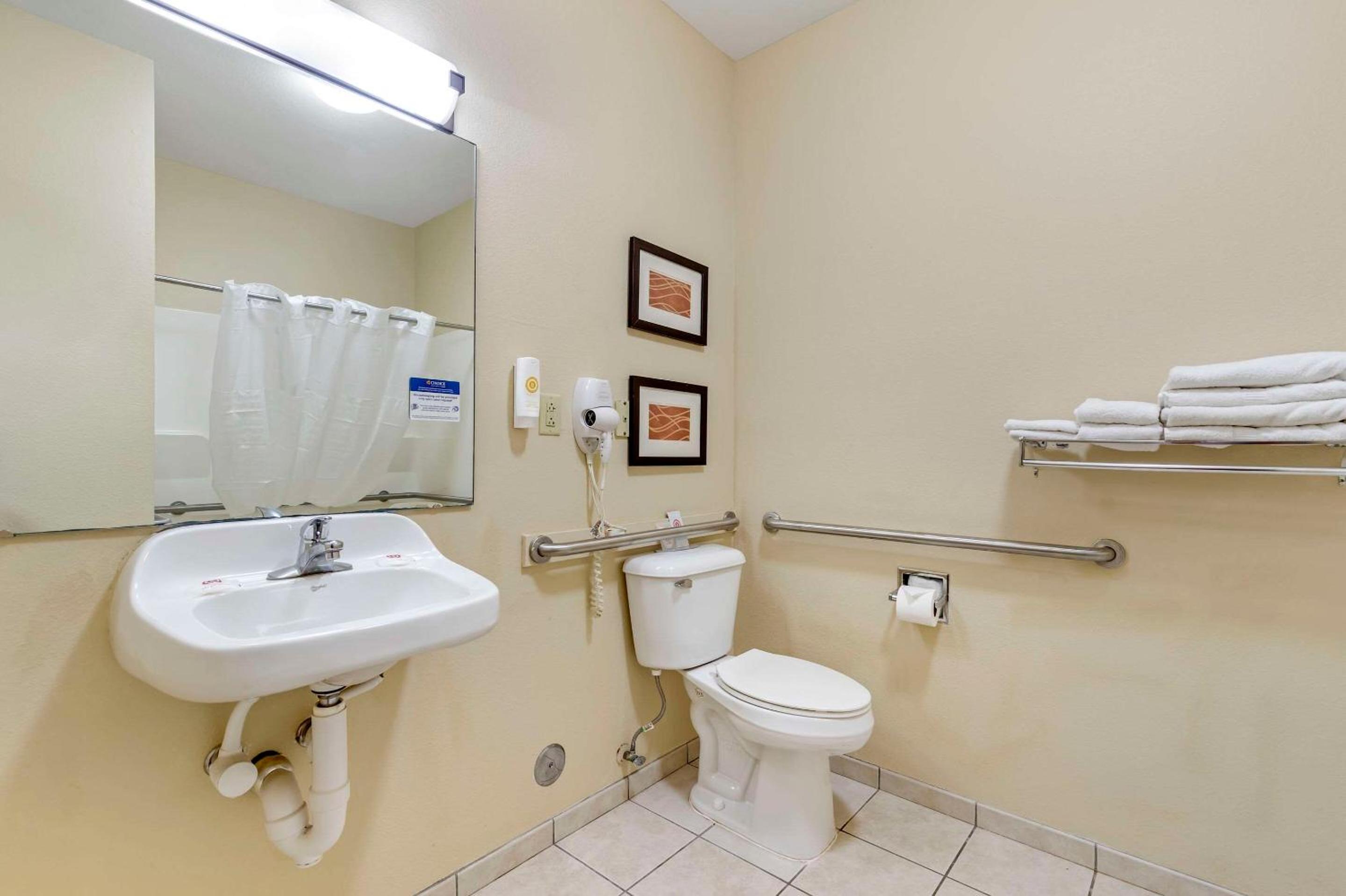King Room with Roll-In Shower - Accessible/Non-Smoking photo 2