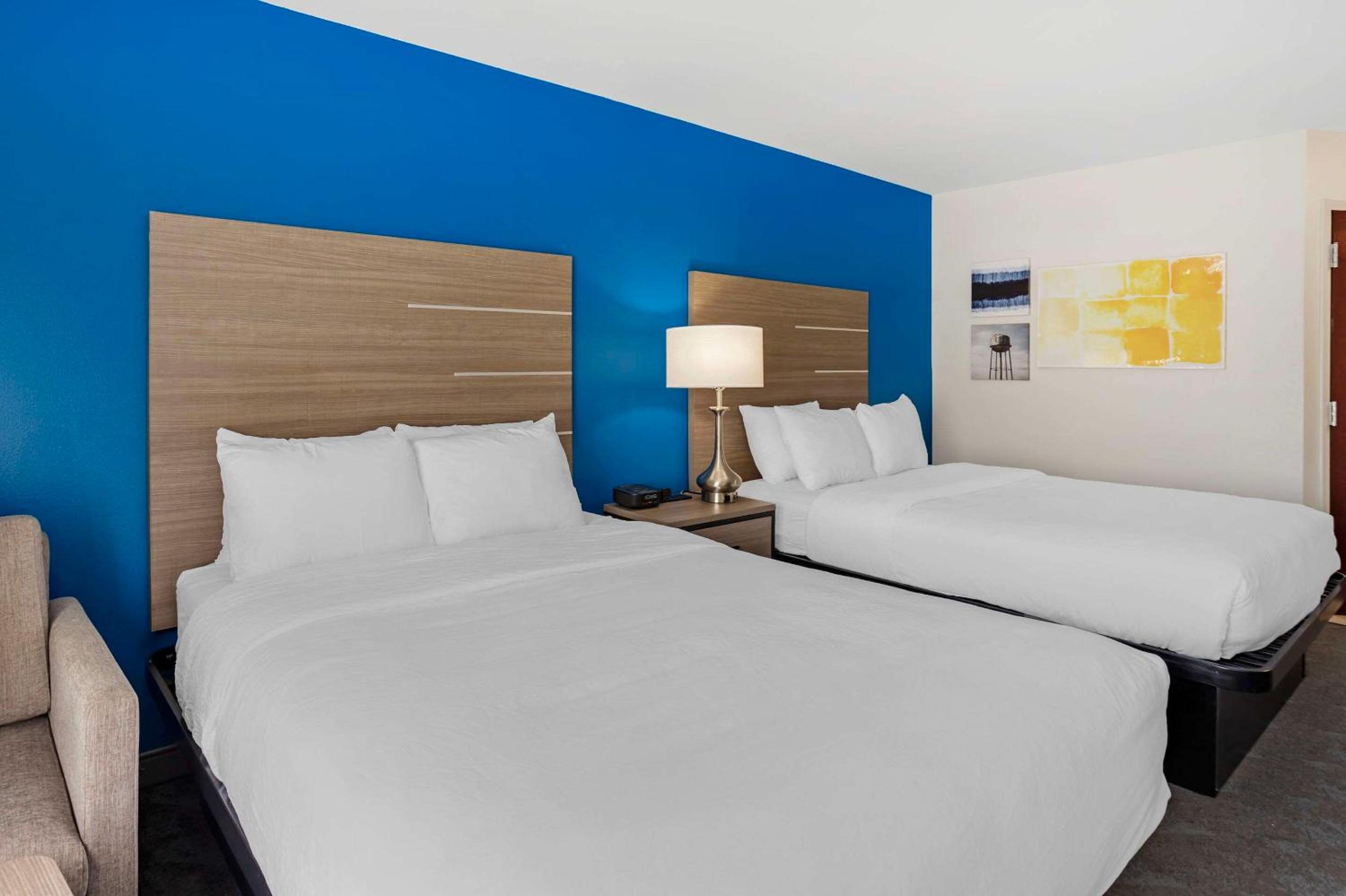 Queen Room with Two Queen Beds - Non-Smoking - Photo 1