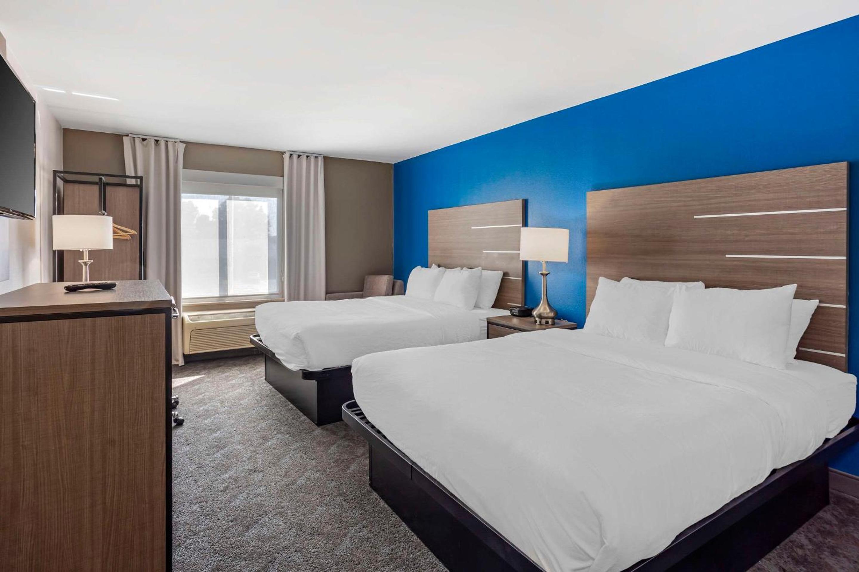 Queen Room with Two Queen Beds - Non-Smoking - Photo 2
